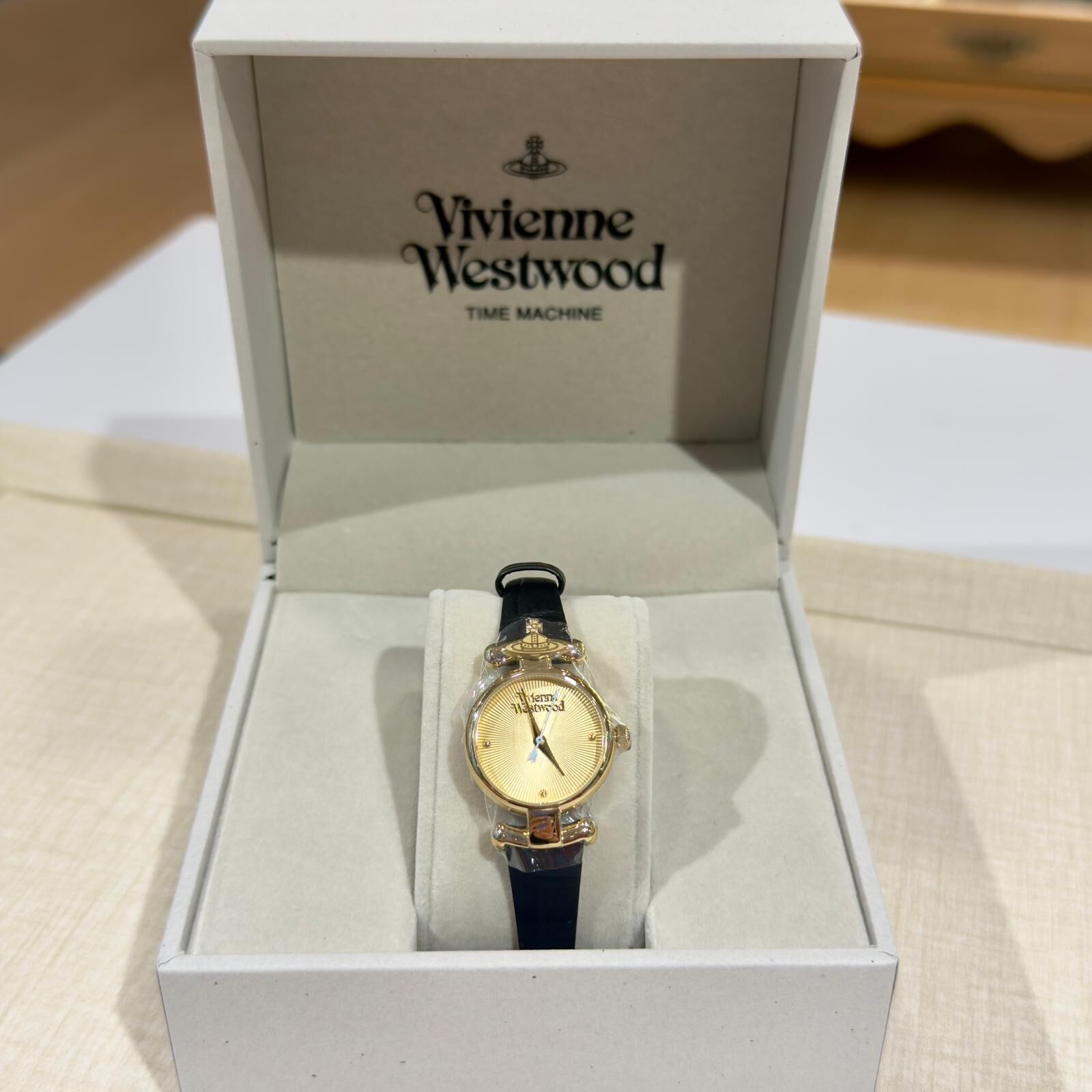 本月出位價!!! 全新VIVIENNE WESTWOOD WATCH,MAIDA,23mm,VV090GDBK,金色面/黑色鱷魚皮紋錶帶, 石英機芯, #西太后手錶 #BRAND NEW #香榭站正品