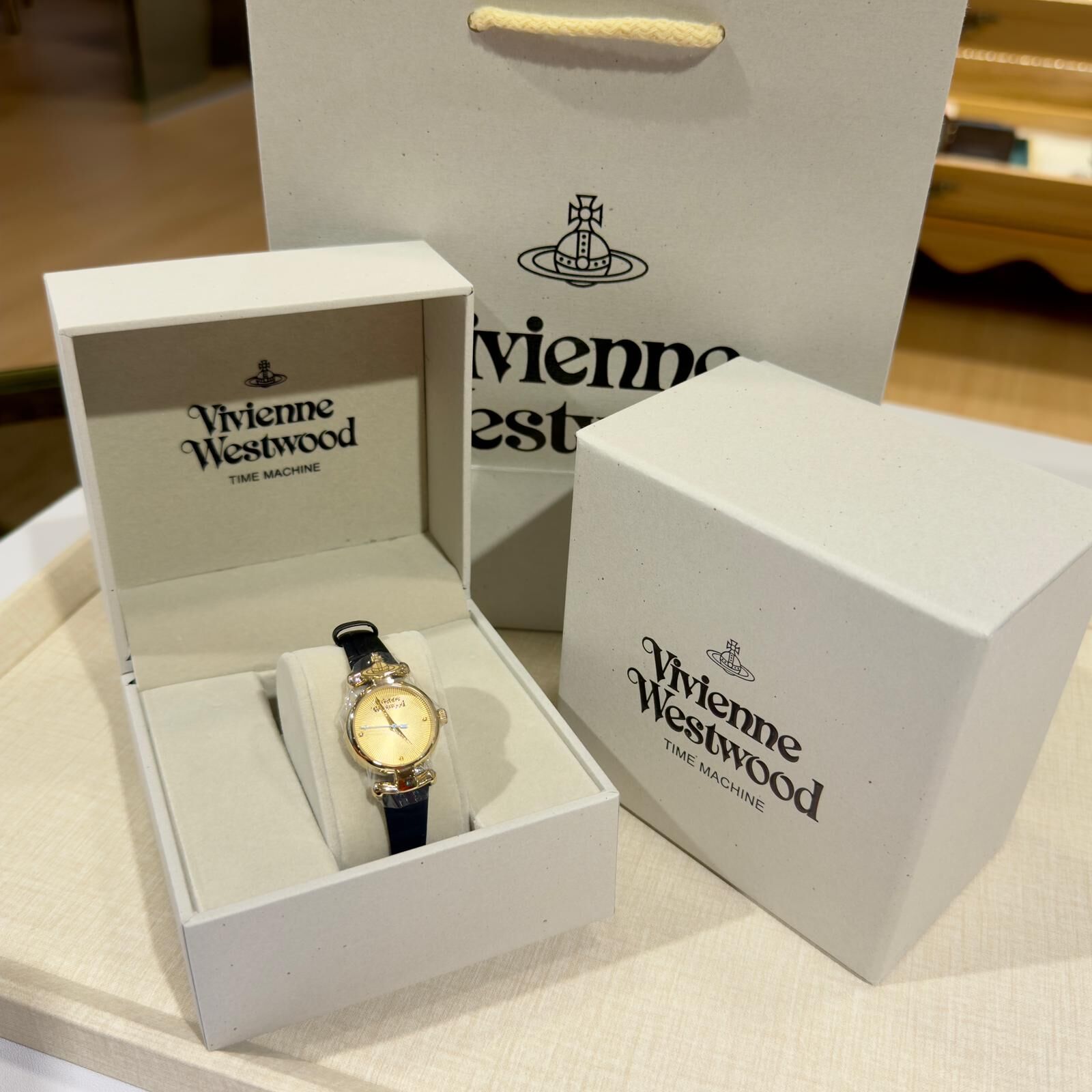本月出位價!!! 全新VIVIENNE WESTWOOD WATCH,MAIDA,23mm,VV090GDBK,金色面/黑色鱷魚皮紋錶帶, 石英機芯, #西太后手錶 #BRAND NEW #香榭站正品