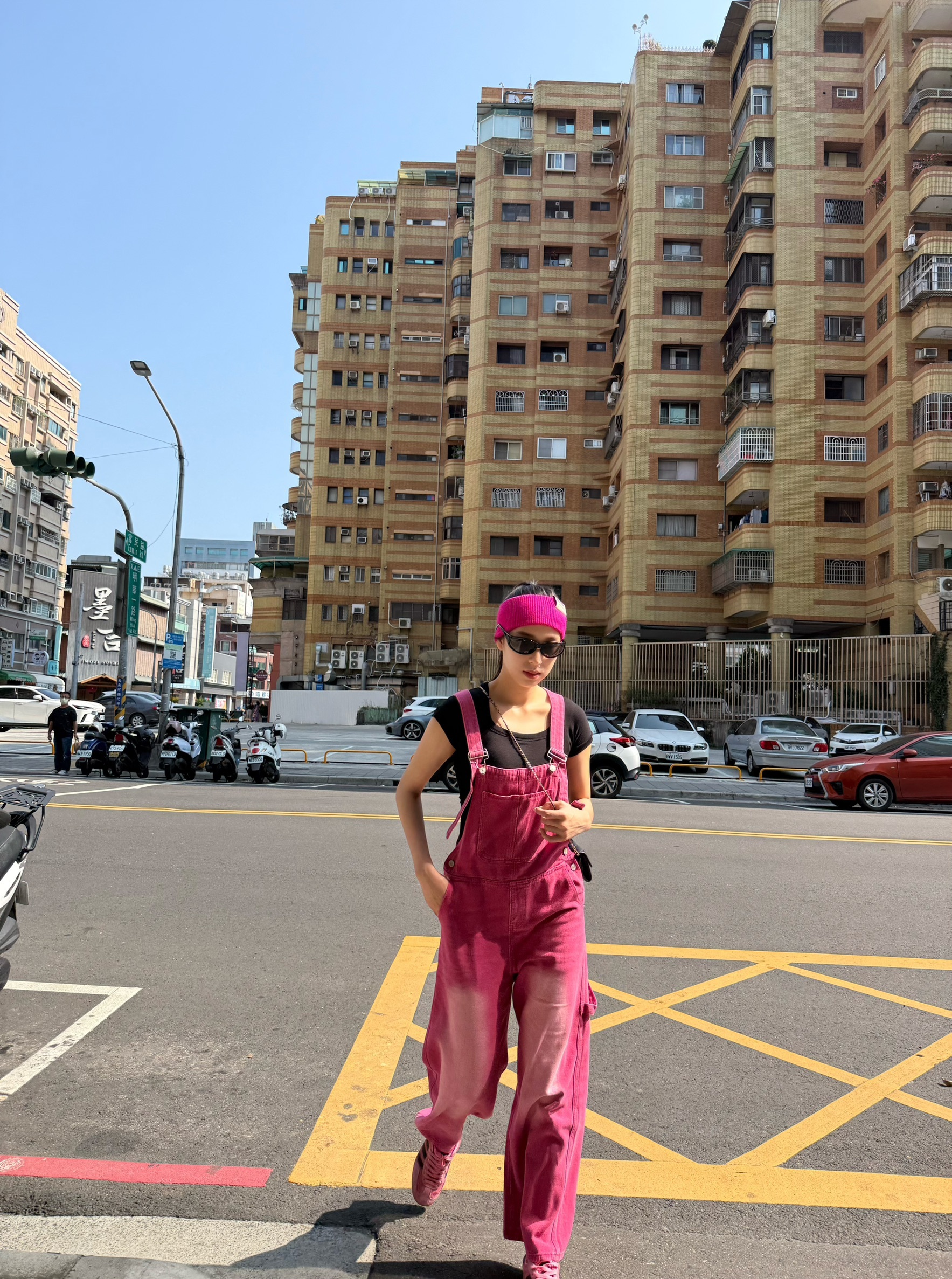 玫瑰粉牛仔吊帶褲