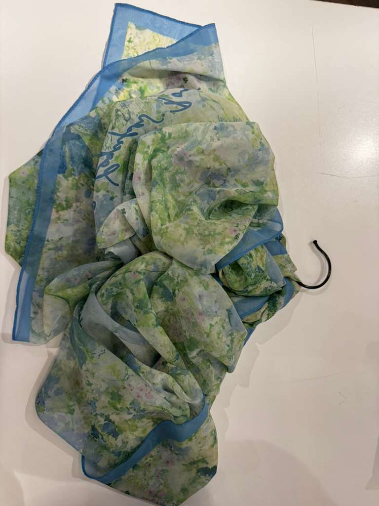 YL037 Karl Lagerfeld 滿版花花絲巾 71X181CM