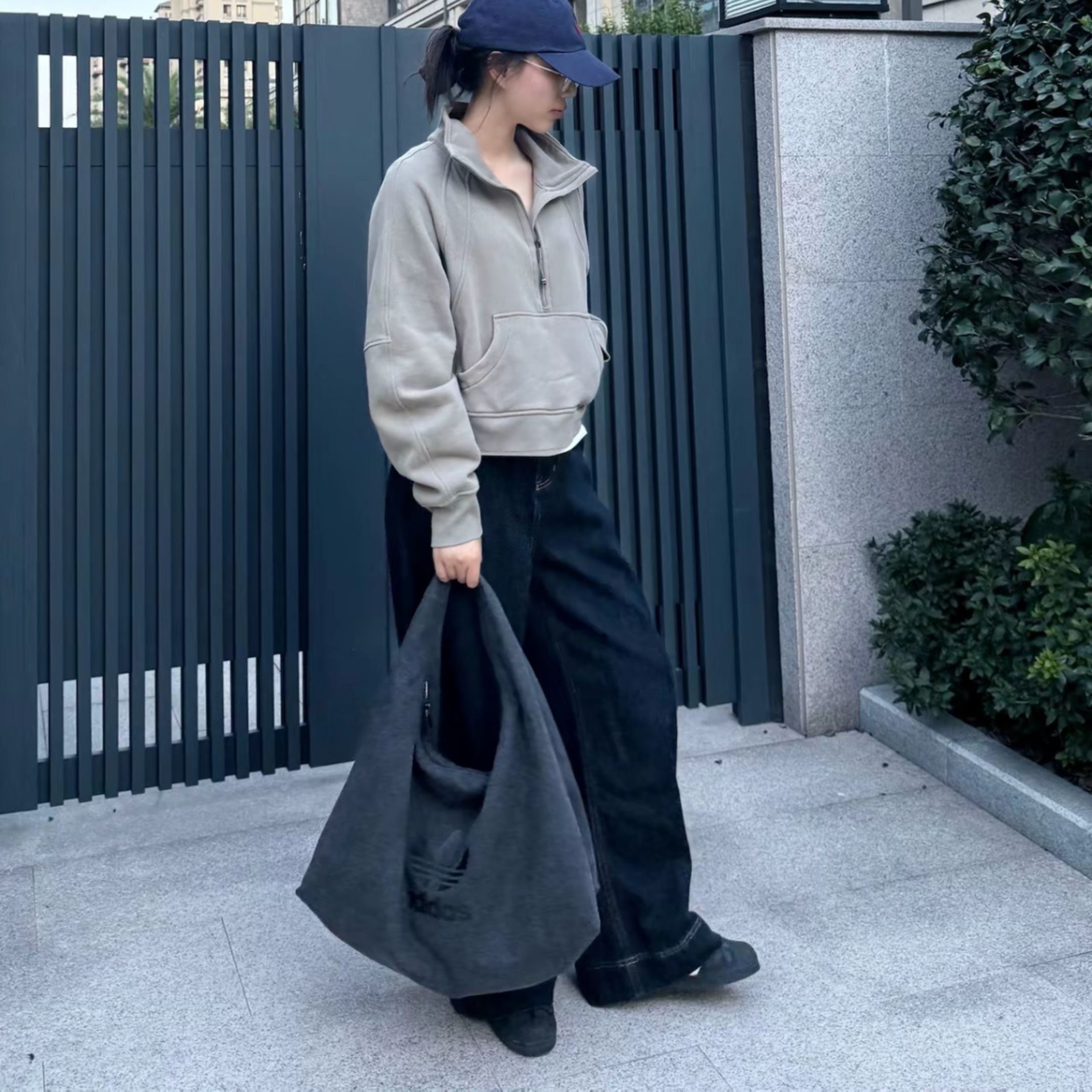 NICEDAY 代購 Adidas Originals 鐵灰 品牌 LOGO 小雛菊 雲朵 棉質 單肩包 加長背帶 IX7694