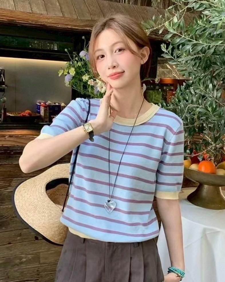 【減齡又親膚的撞色領條紋針織上衣】（預購）