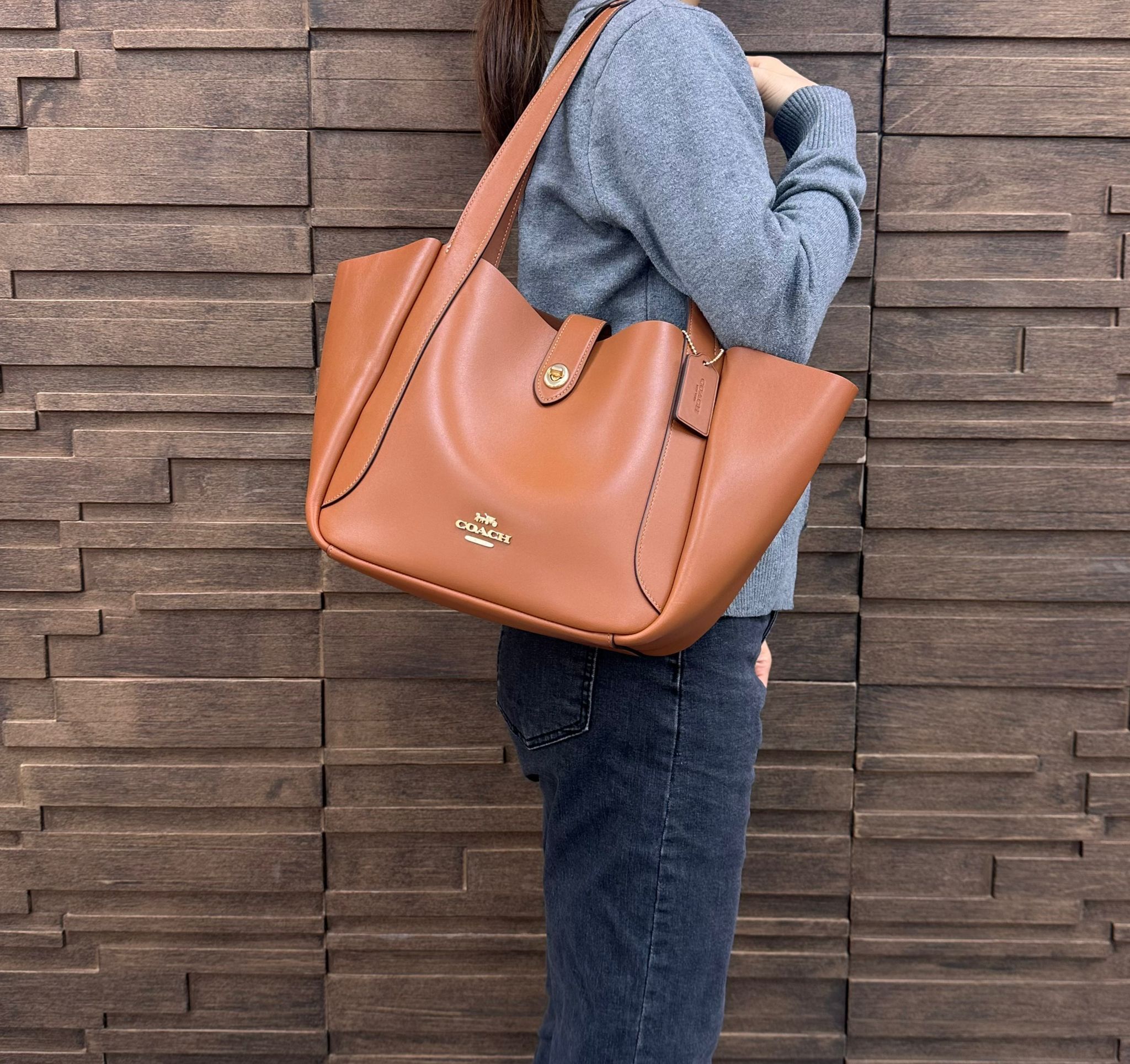 LYS01577 COACH Hadley Turnlock Tote Bag