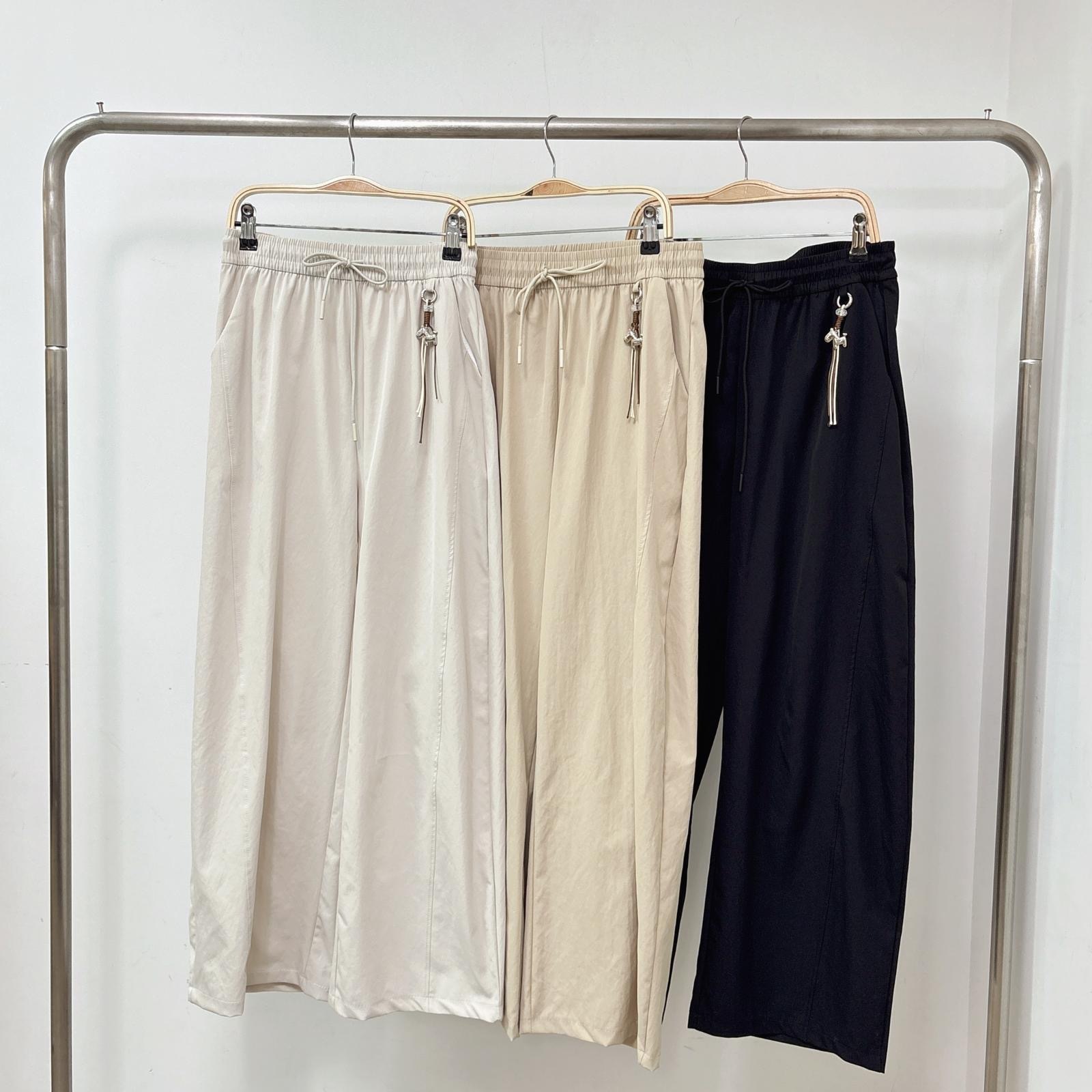 ⭐️⭐️【預訂】小馬吊飾(可拆)超滑風衣料斜骨綁繩休閒褲 (A8-A10)