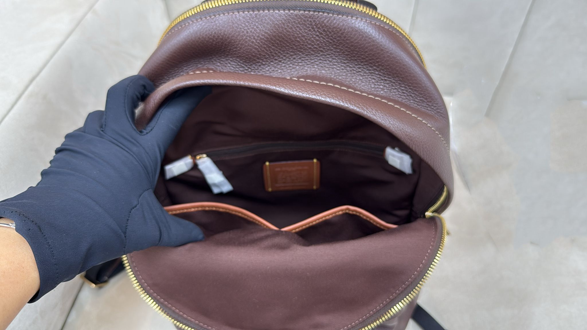 LYS01580 Coach 金色Logo深啡色背囊