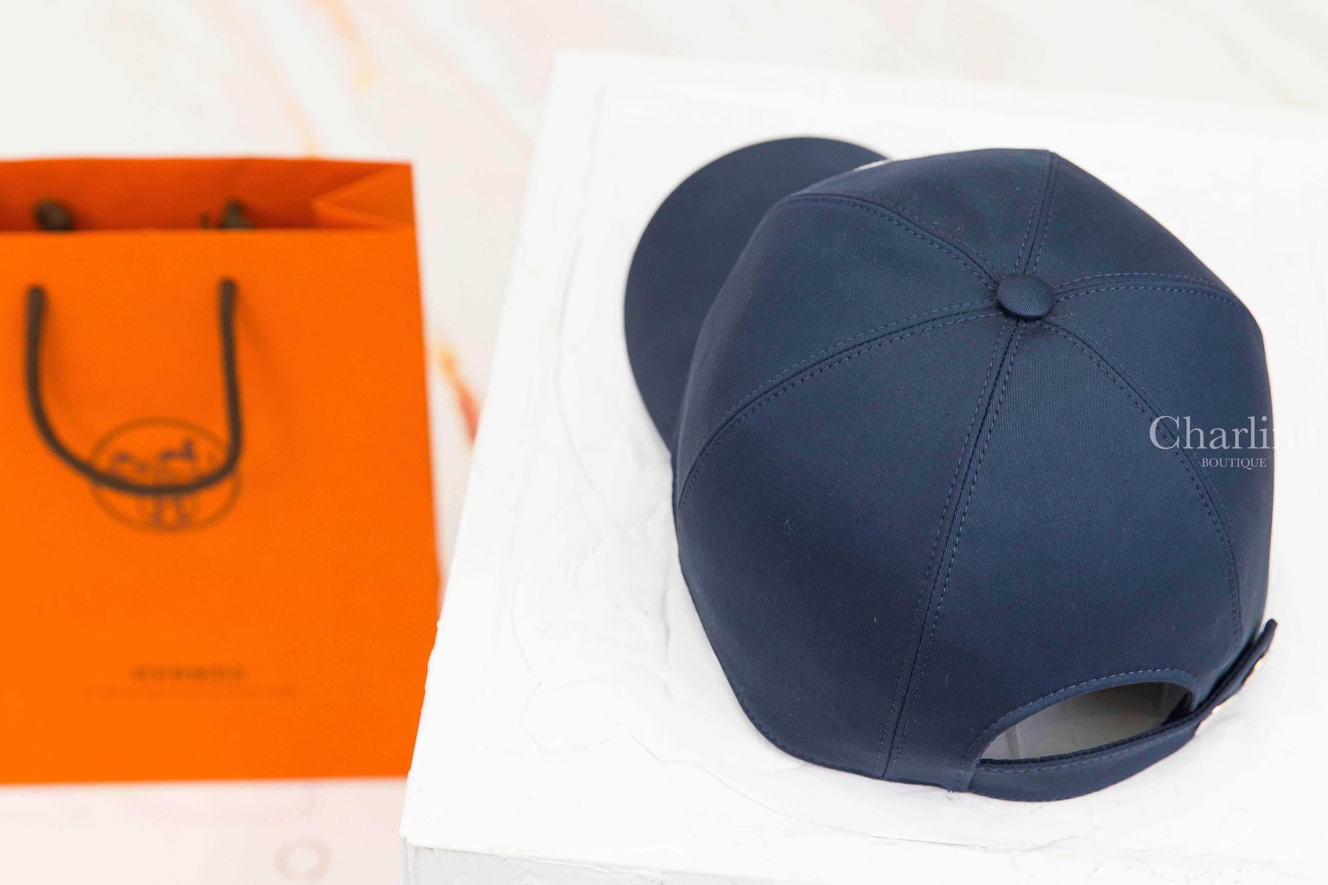 Hermès Serena Nautic Cap 藍莓色草寫刺繡白字棉質棒球帽-Charline Boutique 精品代購