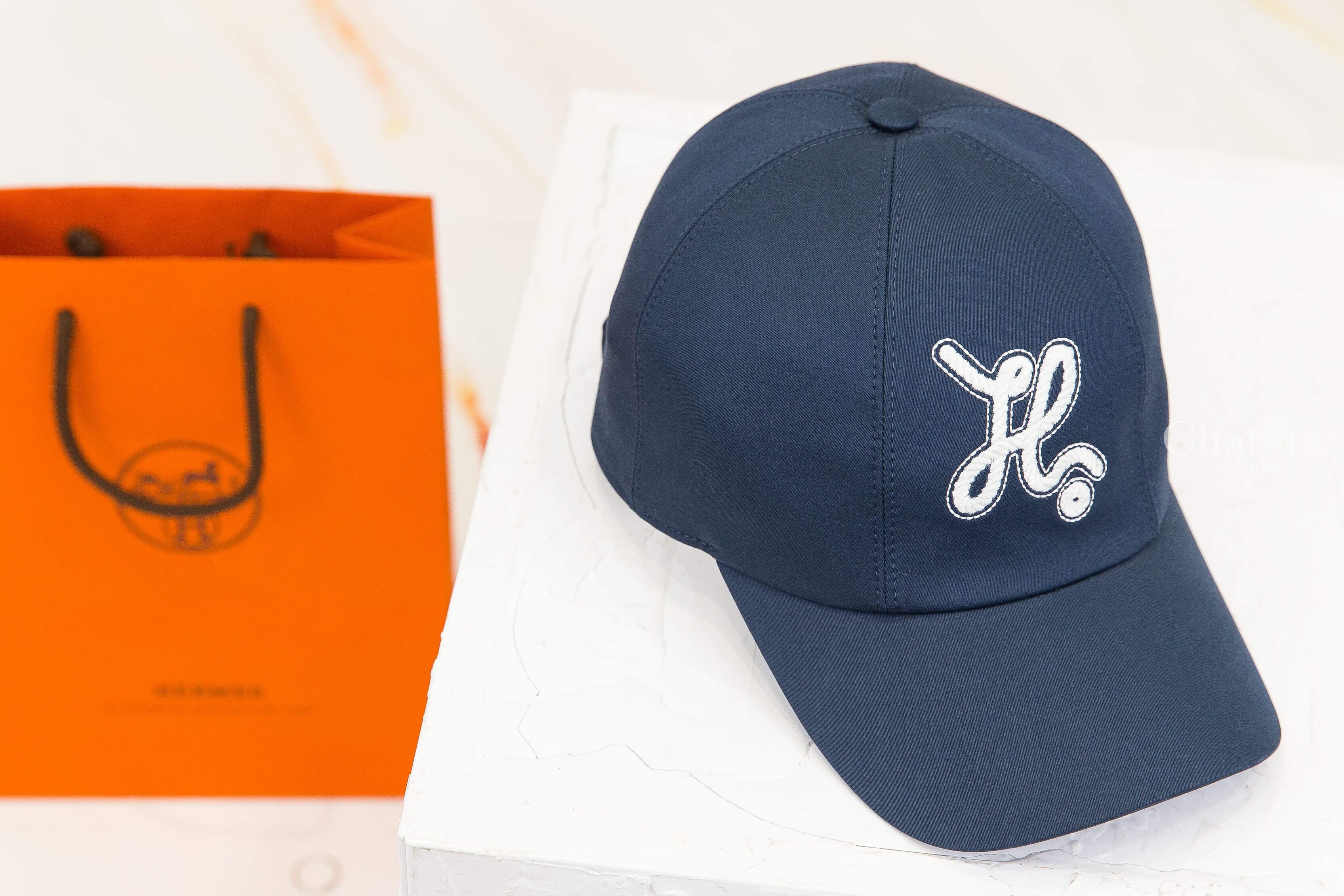Hermès Serena Nautic Cap 藍莓色草寫刺繡白字棉質棒球帽-Charline Boutique 精品代購
