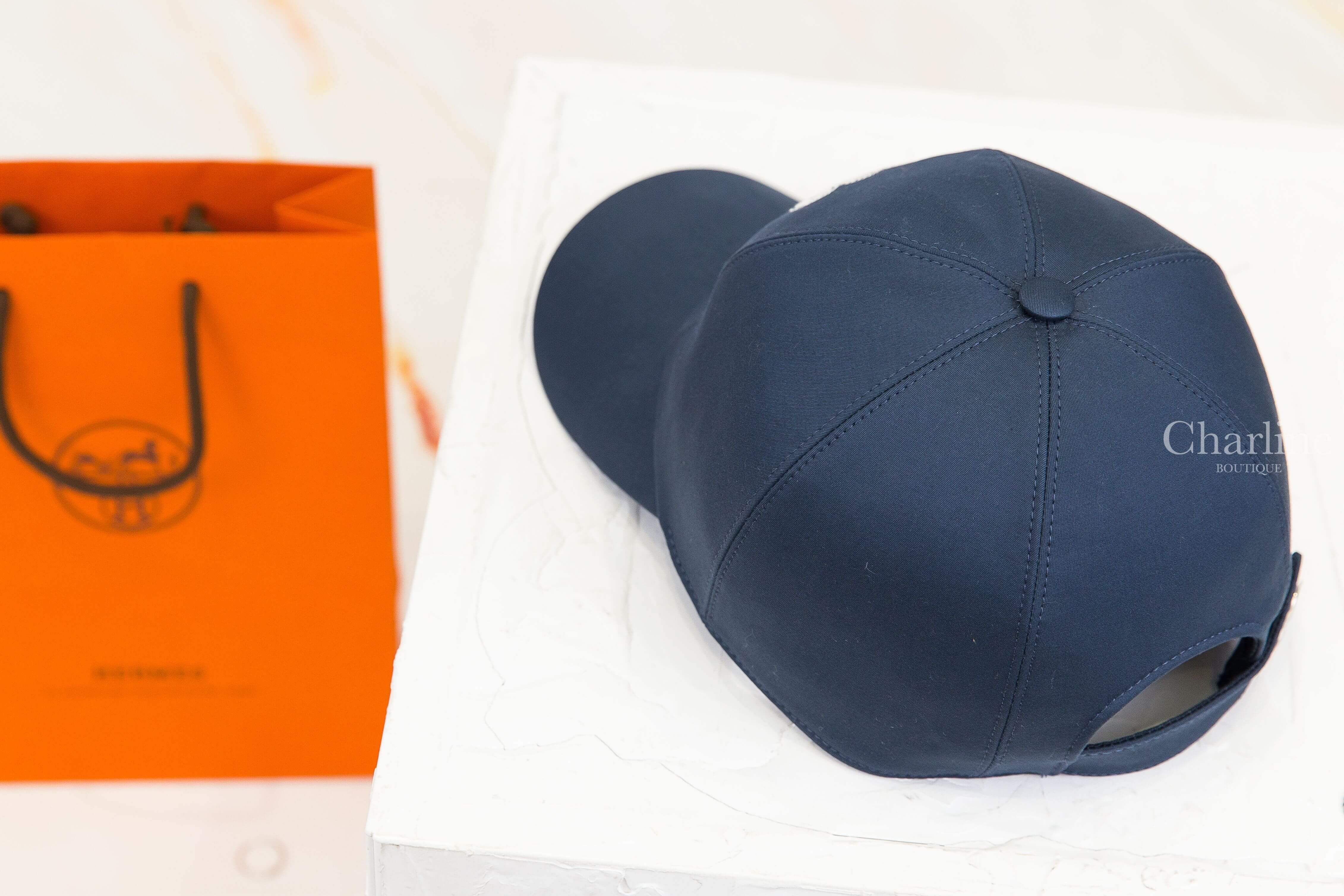Hermès Serena Nautic Cap 藍莓色草寫刺繡白字棉質棒球帽-Charline Boutique 精品代購