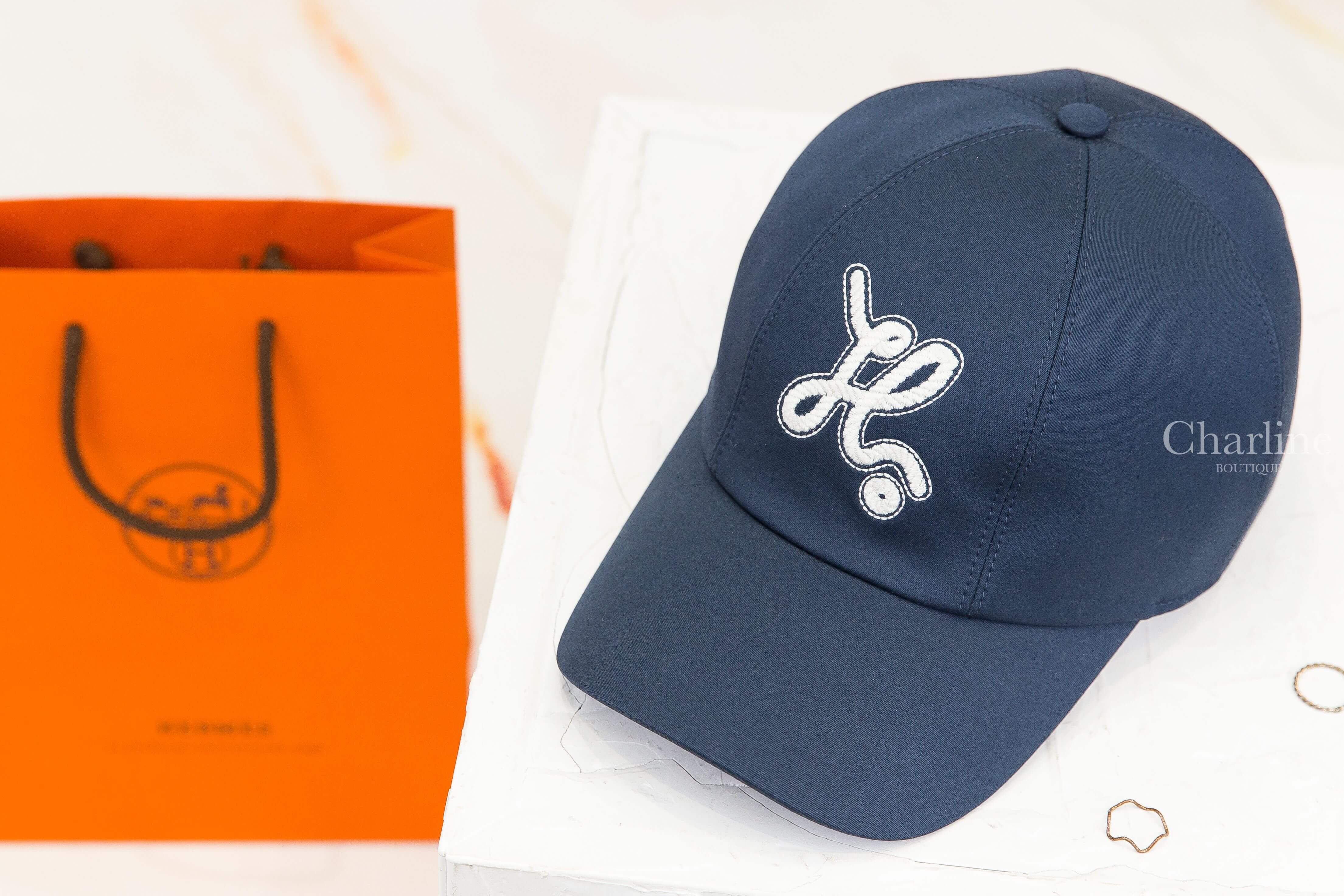 Hermès Serena Nautic Cap 藍莓色草寫刺繡白字棉質棒球帽-Charline Boutique 精品代購