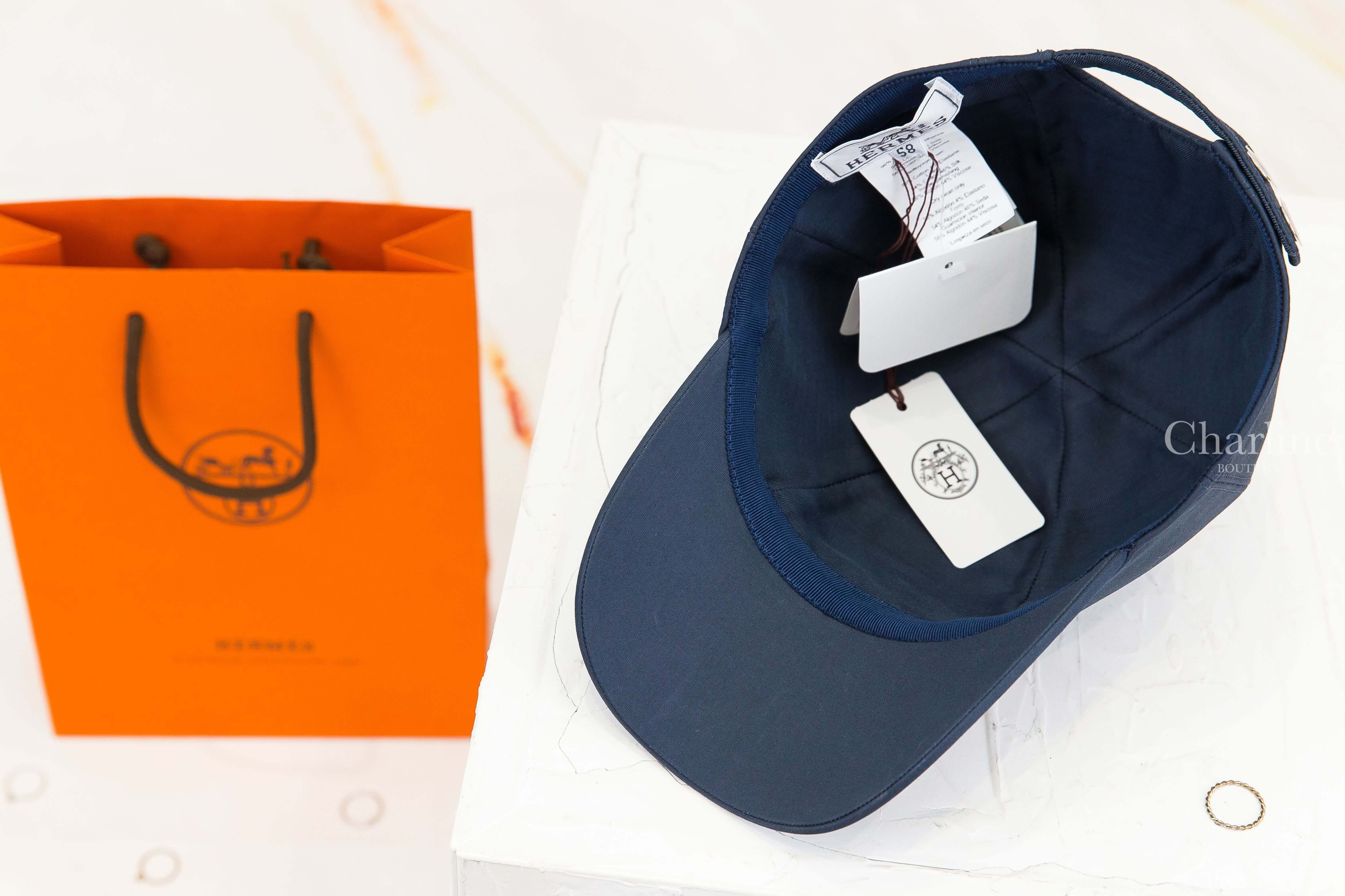 Hermès Serena Nautic Cap 藍莓色草寫刺繡白字棉質棒球帽-Charline Boutique 精品代購