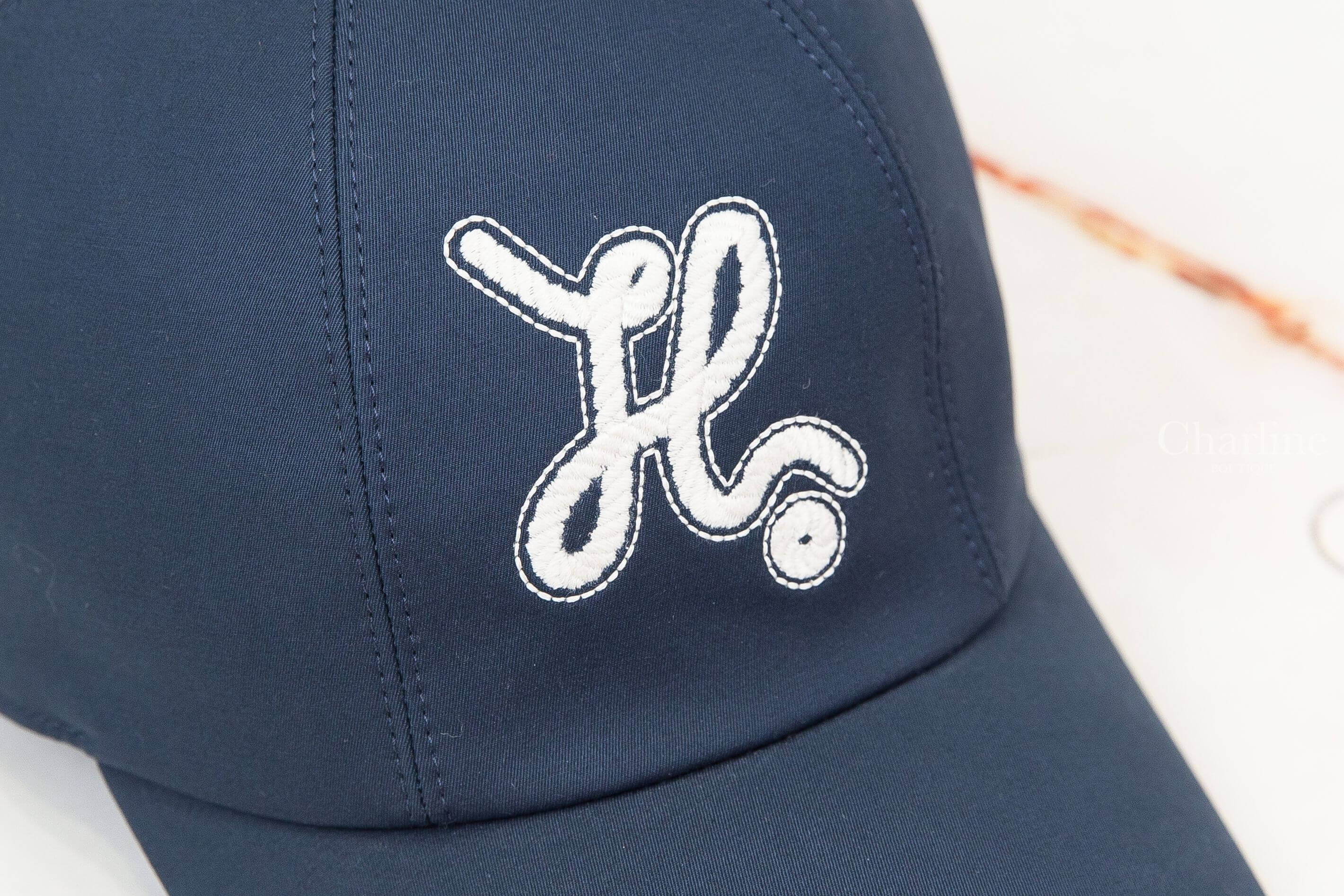 Hermès Serena Nautic Cap 藍莓色草寫刺繡白字棉質棒球帽