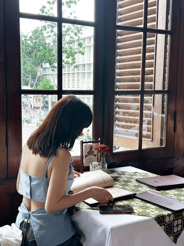 OH!HER 亮澤後簍空造型背心(56%天絲)