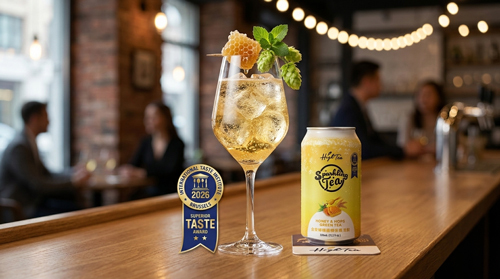 餐酒館吧台上的金麥蜂釀香綠茶氣泡飲特調，展現高端非酒精飲品的視覺魅力