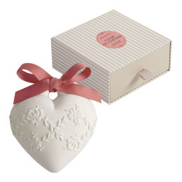 1MM0420-019 [MATHILDE M] 繡有櫻花圖案的大型香氛心形吊墜 #DS286FCE (EU)