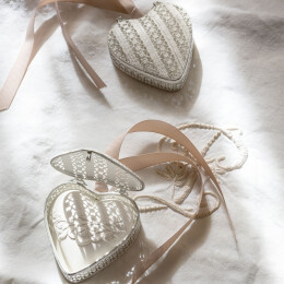 1MM0420-022 [MATHILDE M] 心型金屬盒，鏤空設計，散發櫻花香氣 #BCAJFCE (EU)