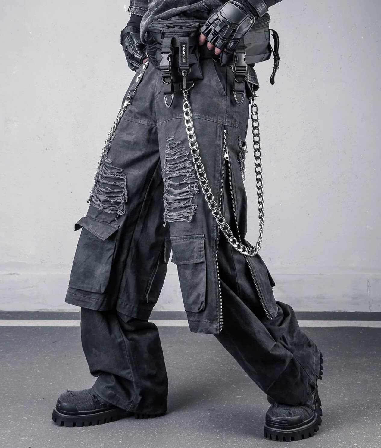 𝙏𝙀𝘾𝙃𝙒𝙀𝘼𝙍 機能破洞拉鍊鏈條假兩件長褲