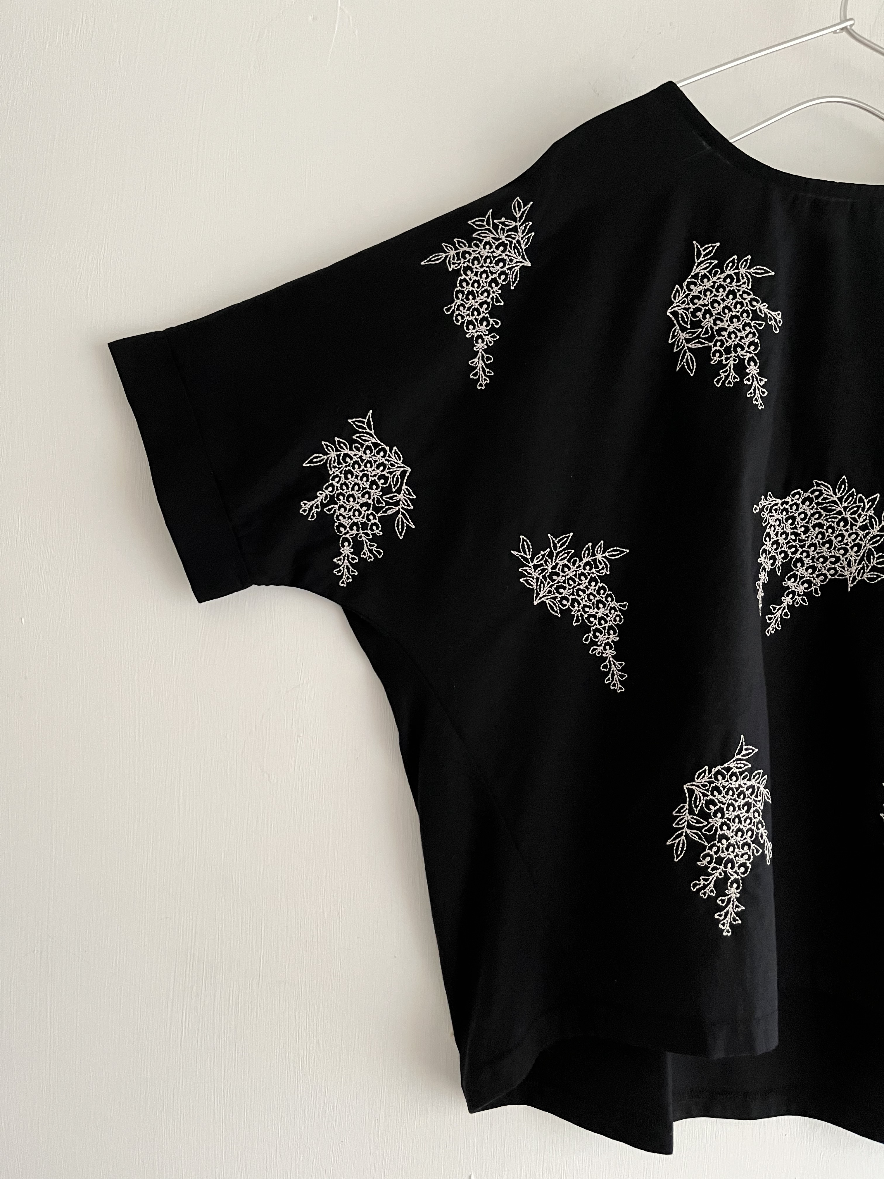 黑色刺繡花拼布top