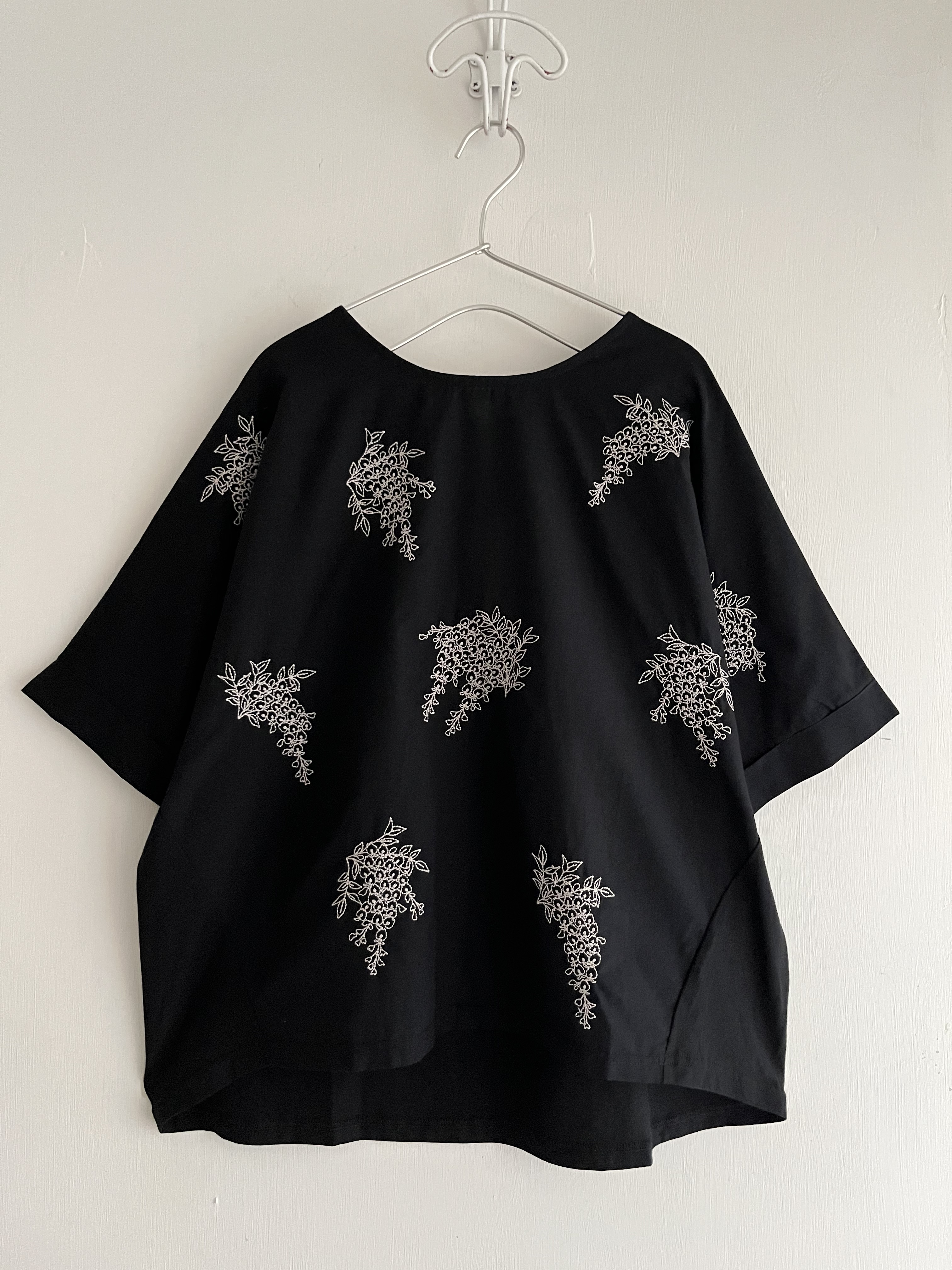 黑色刺繡花拼布top