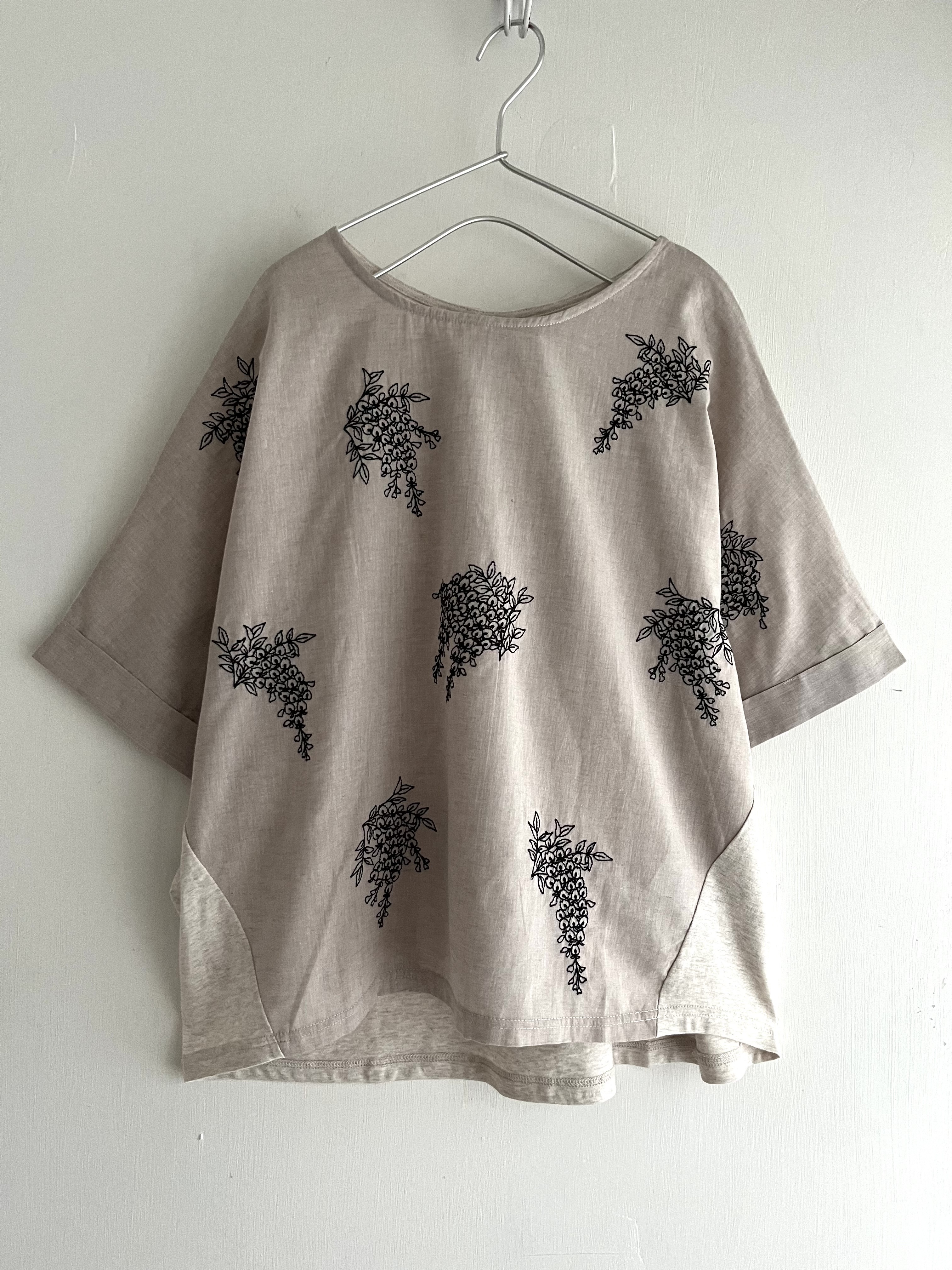 米色刺繡花拼布top