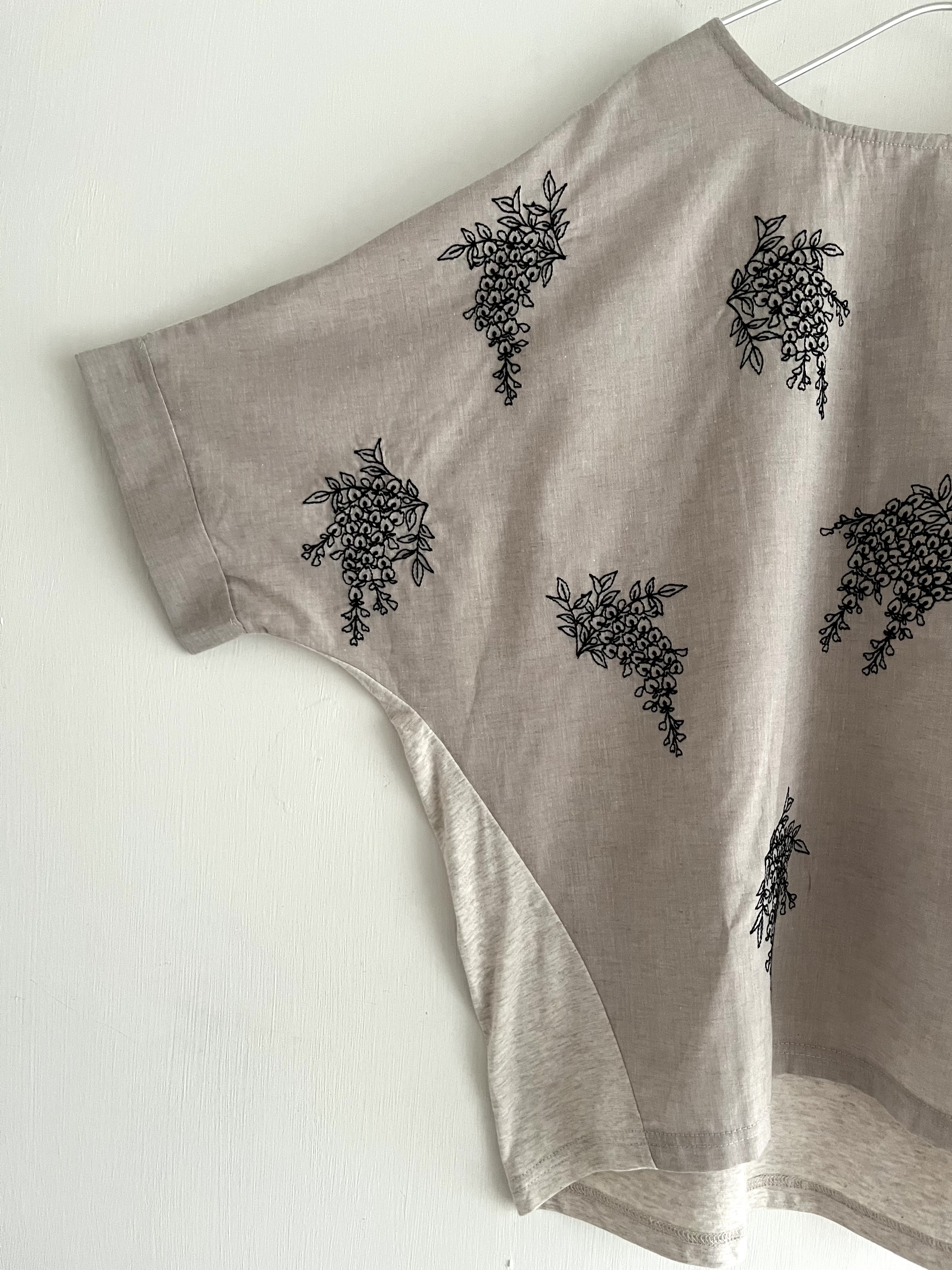 米色刺繡花拼布top