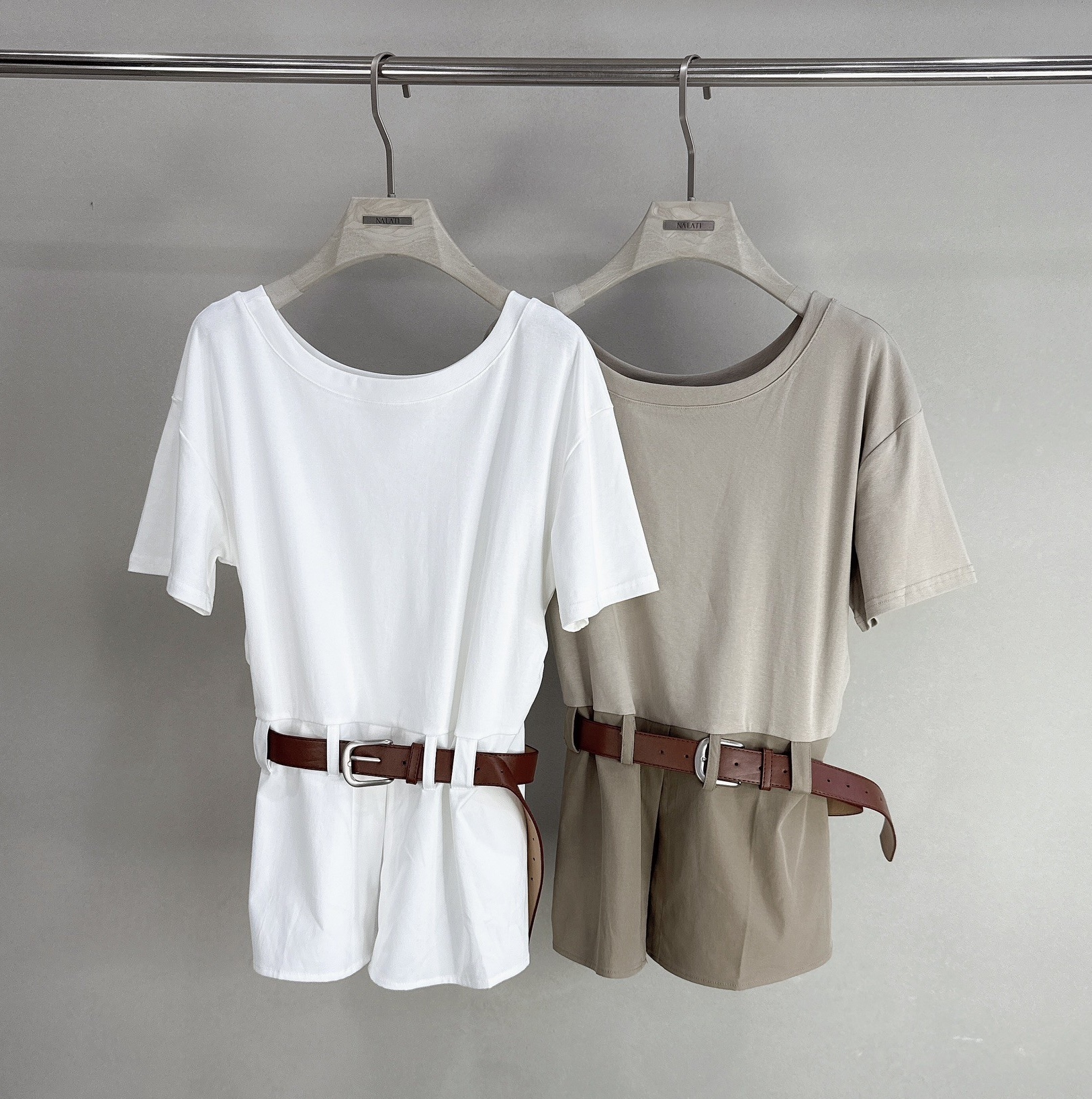 附皮帶前開岔素面長版衣