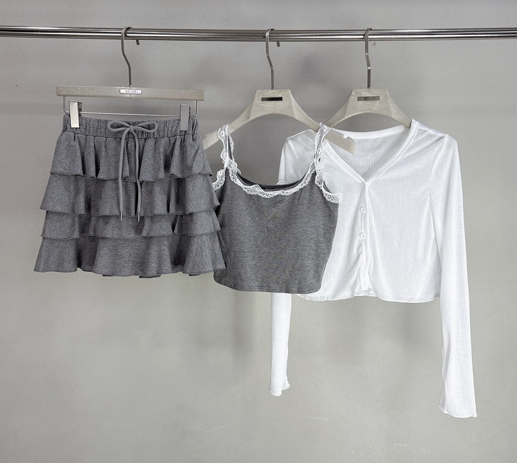 花邊罩杯背心+蛋糕短裙+直紋外套