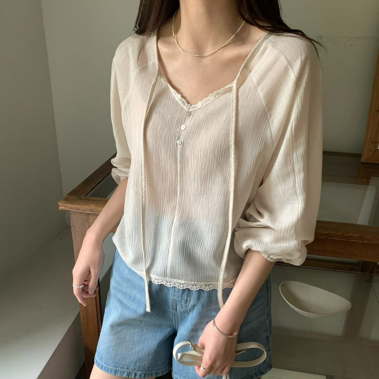 蕾絲滾邊排釦織帶造型織紋感娃娃上衣 / 2色