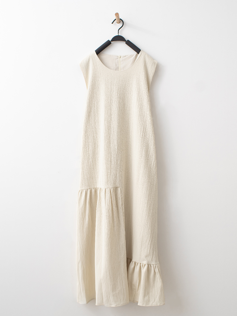 日系氣質自然皺感不對稱剪接細褶長洋裝