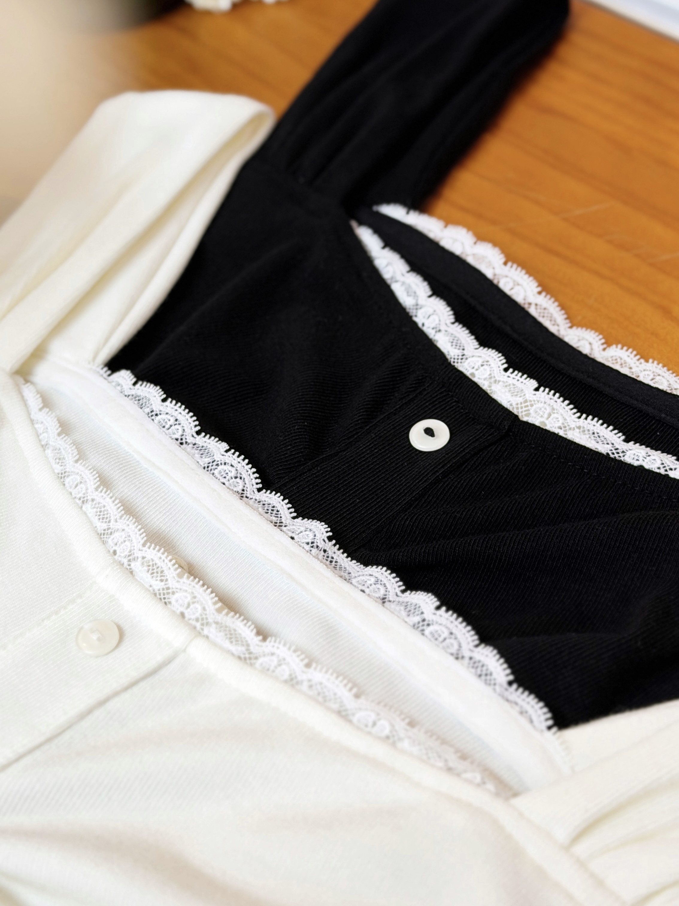 兩色 / 麻糬感蕾絲抓褶背心 / Ruched Lace-Trim Mochi-Feel Tank Top