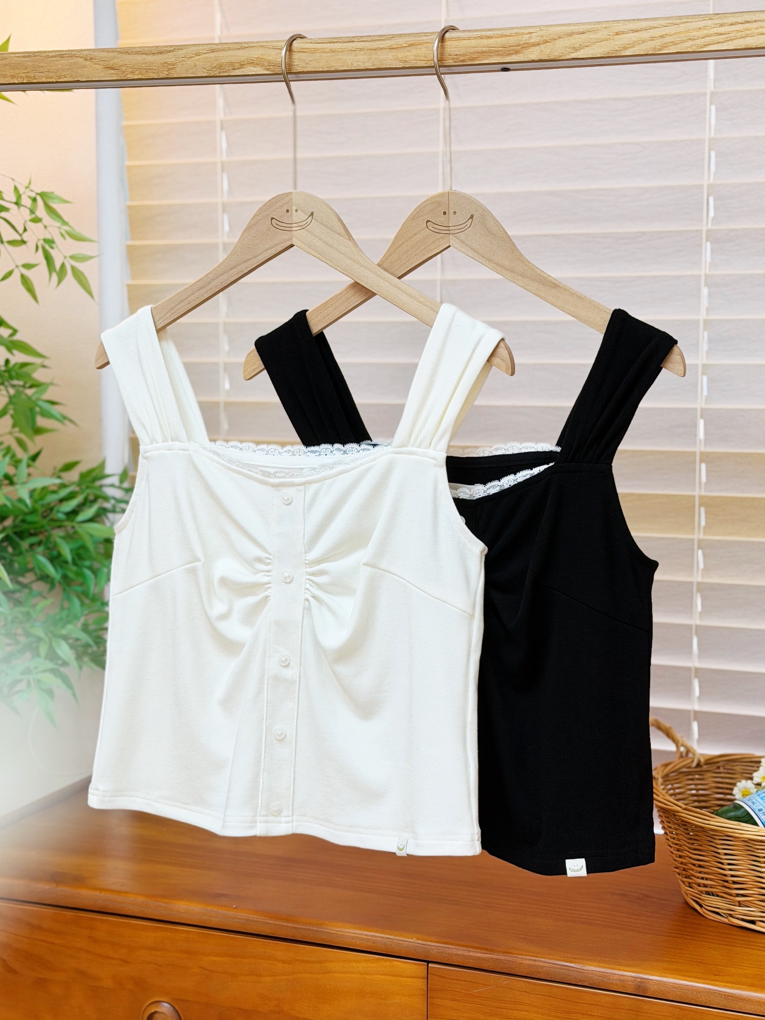 兩色 / 麻糬感蕾絲抓褶背心 / Ruched Lace-Trim Mochi-Feel Tank Top