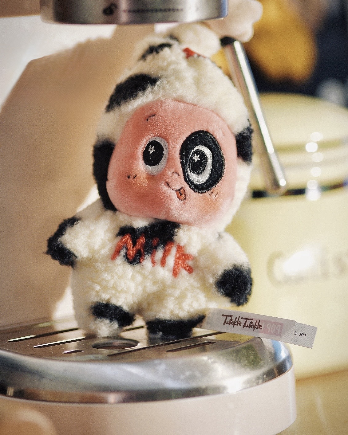 TWINKLE TWINKLE 星星人 歡迎來到月球表面系列 牛奶小布丁 毛絨 鑰匙圈 吊飾 / 預購