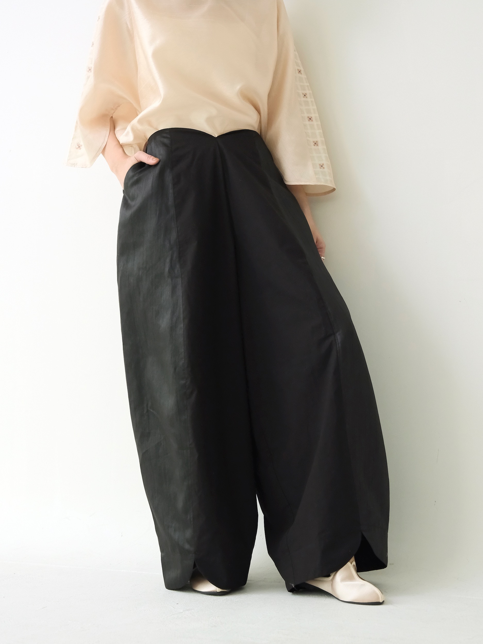 川 衣 WEAR BEING 拼接弧形寬版葉型褲 黑棉X黑絲