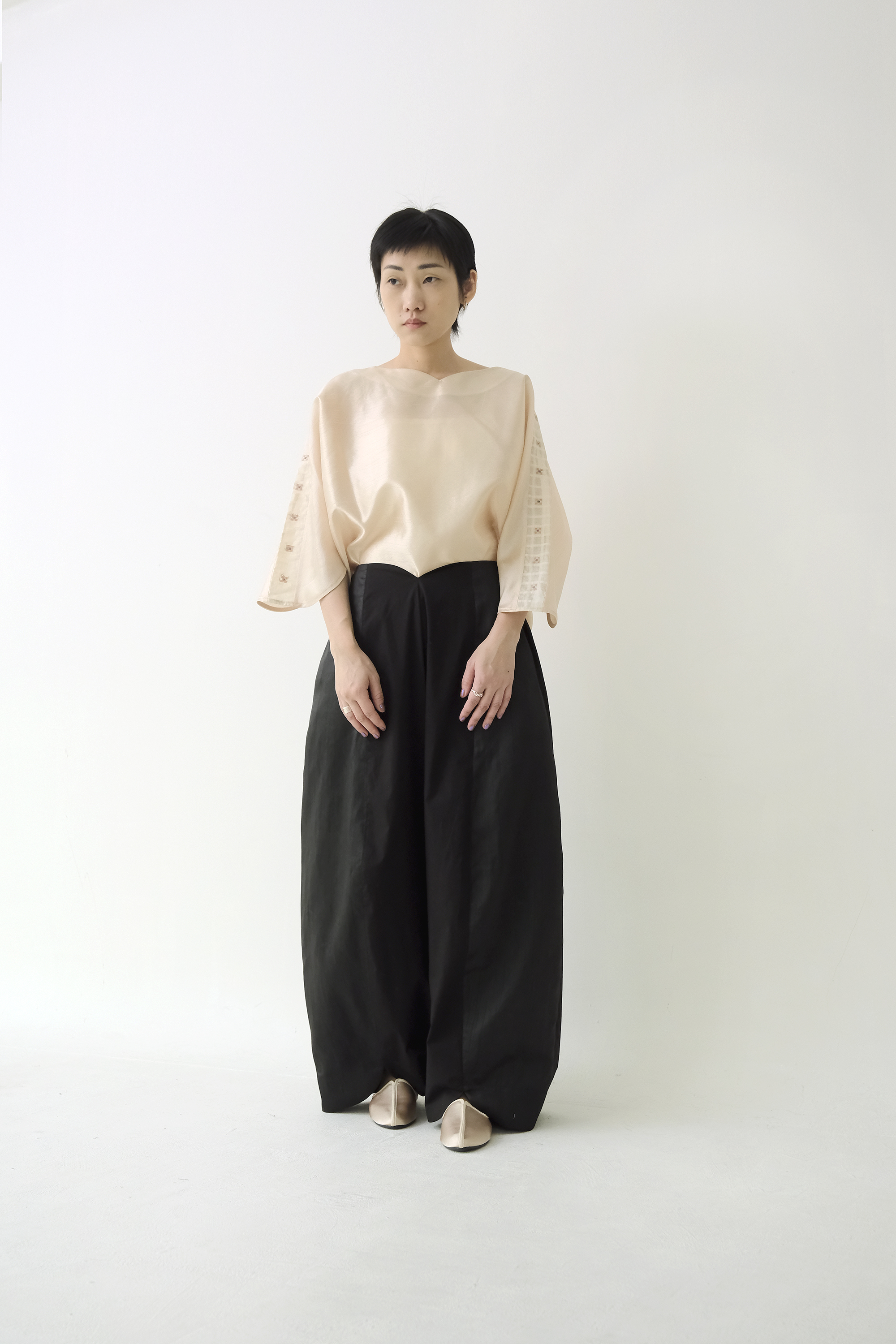 川 衣 WEAR BEING 拼接弧形寬版葉型褲 黑棉X黑絲