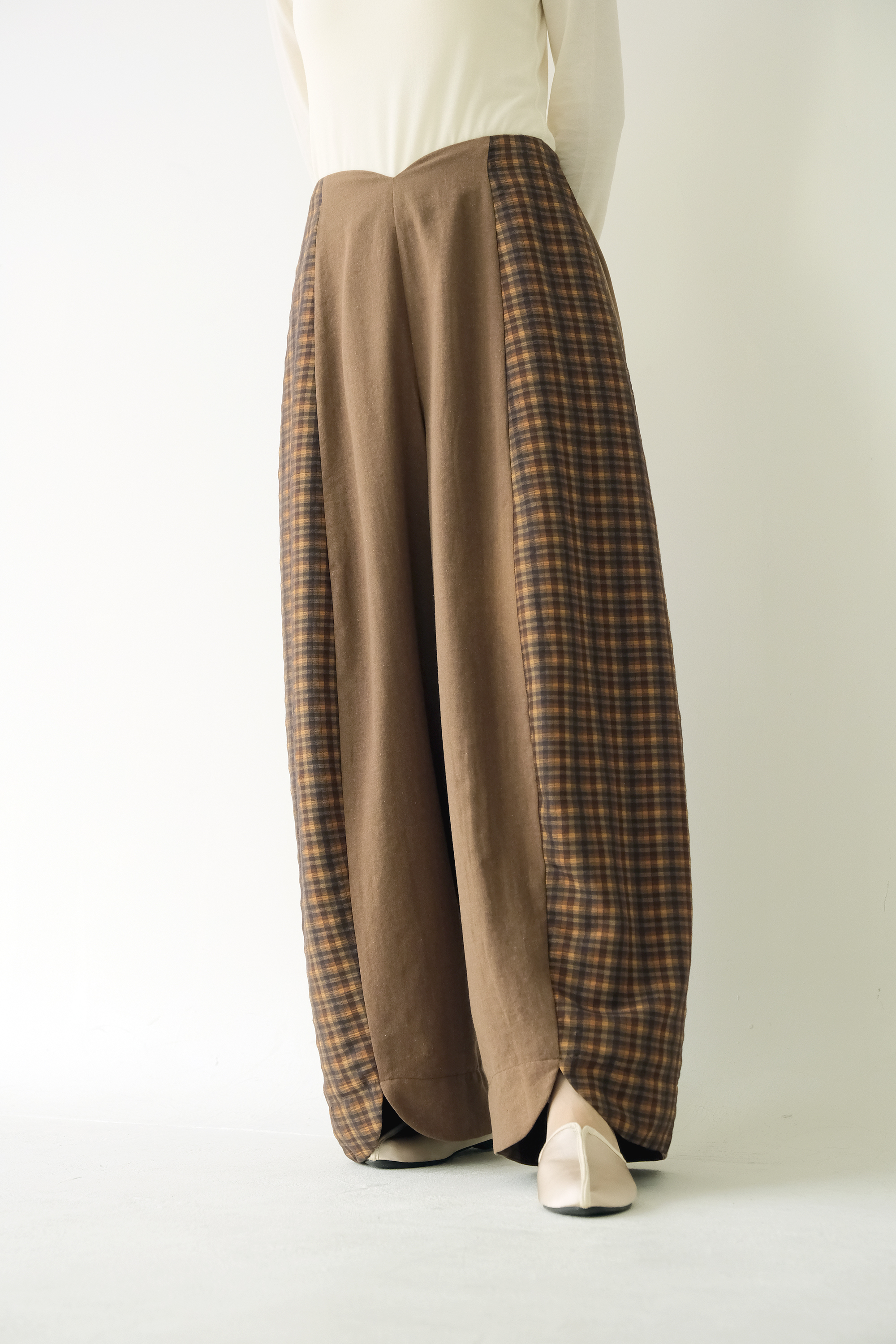 川 衣 WEAR BEING 拼接弧形寬版葉型褲 黃褐X格紋