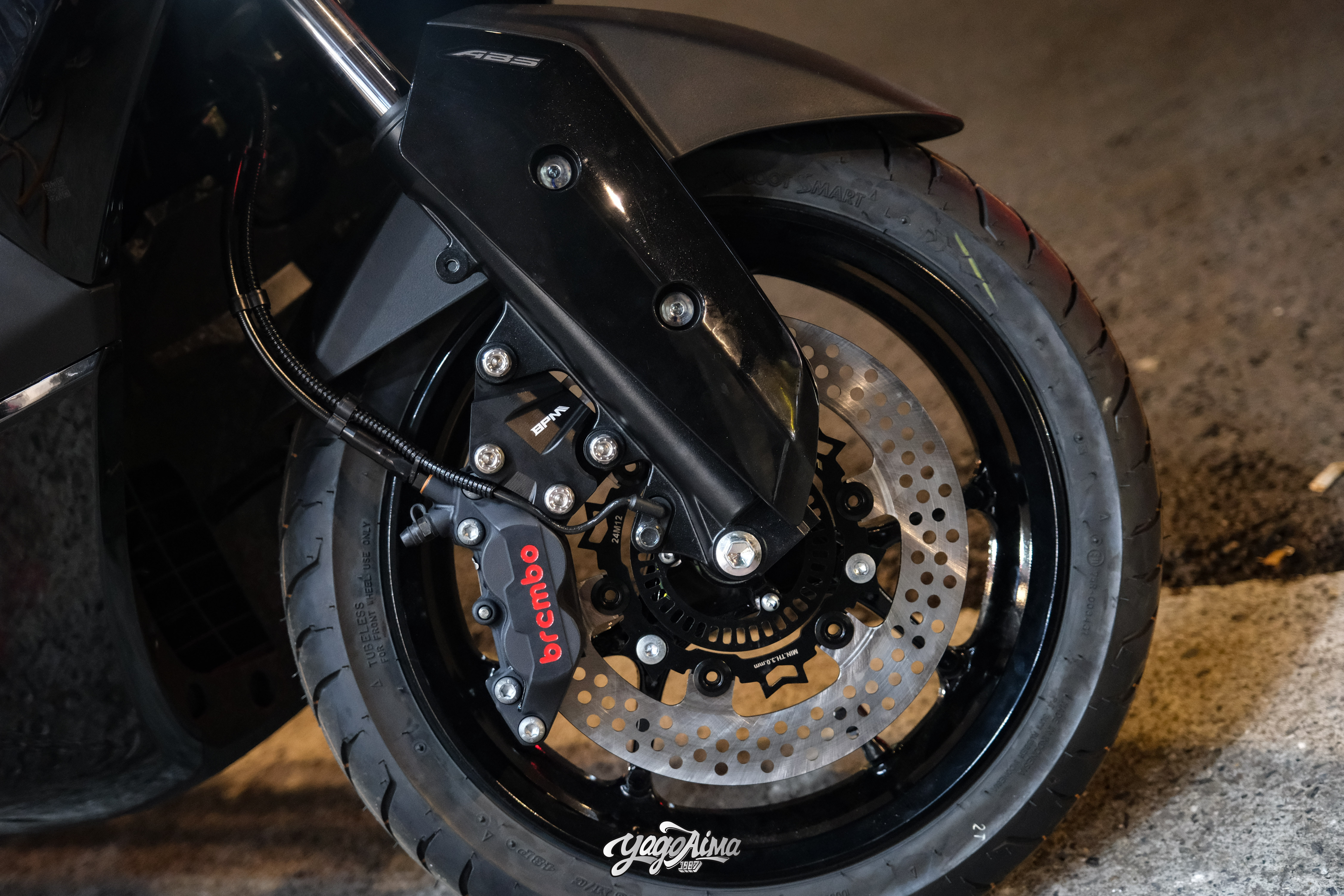 NMAX V3 BREMBO 對四卡鉗與 BPM 卡鉗座近拍