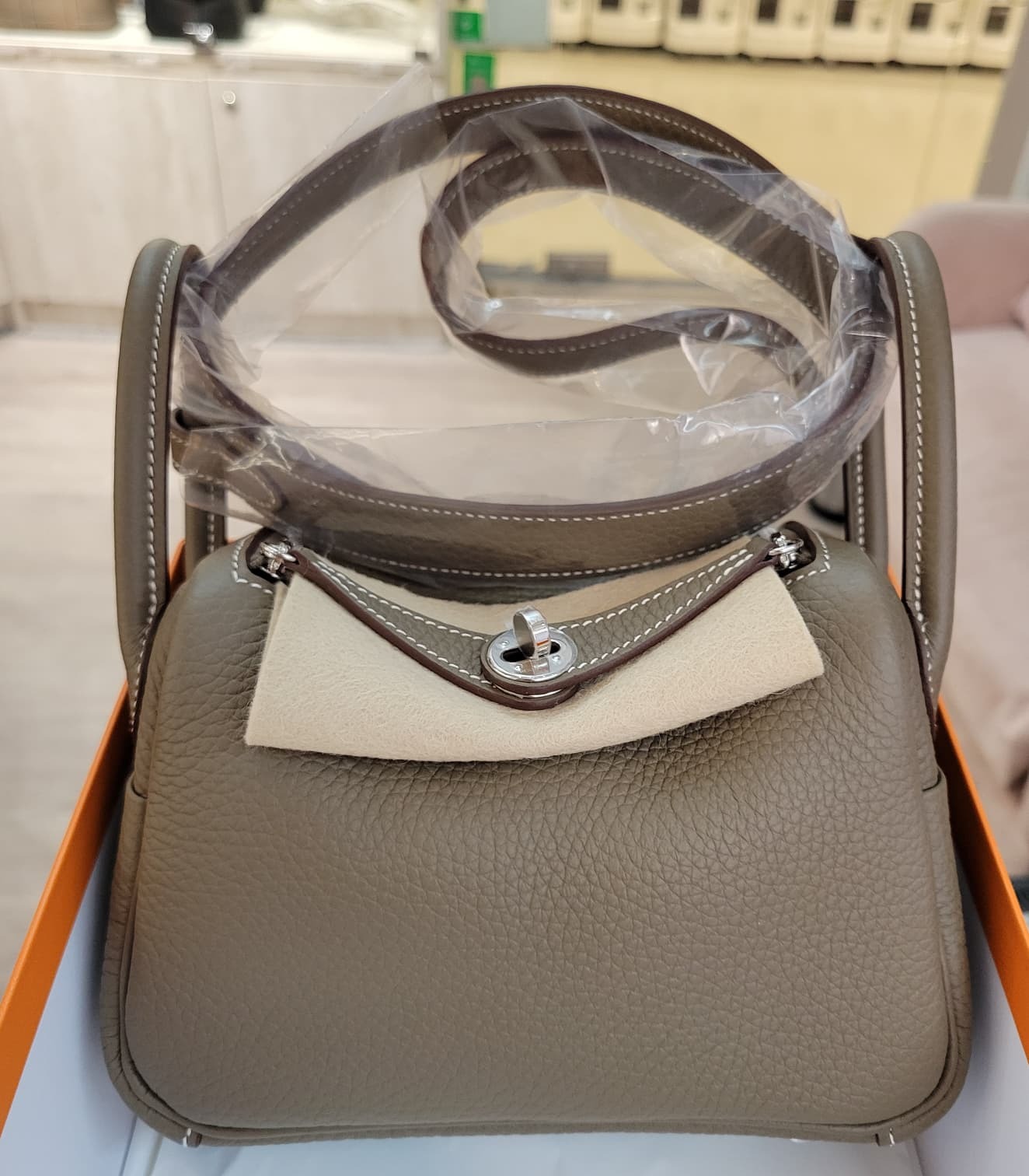 HERMES MINI LINDY 2 ETOUPE Ck