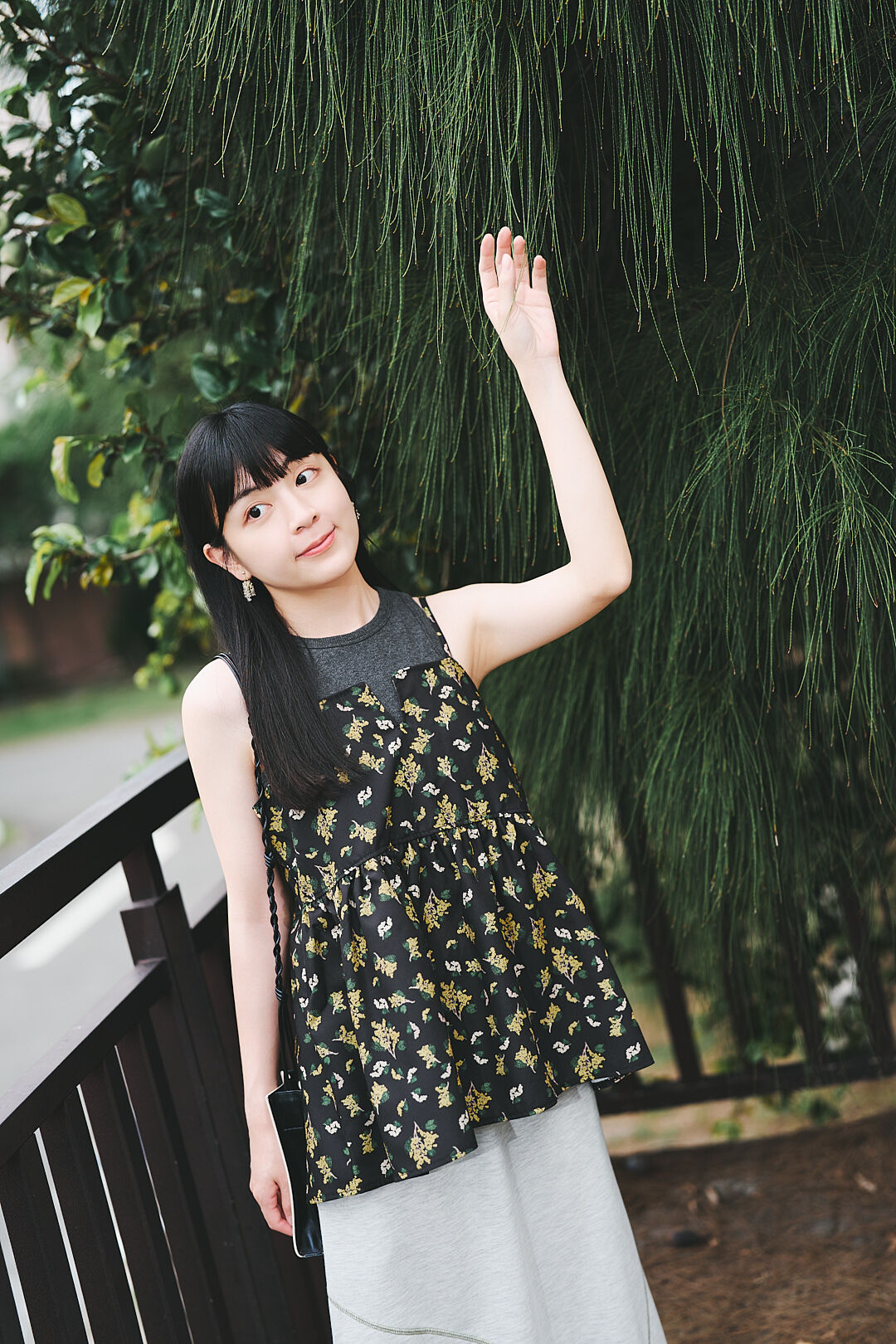 (預購)花期未晚！小花柄細肩帶背心 (兩色-經典黑)