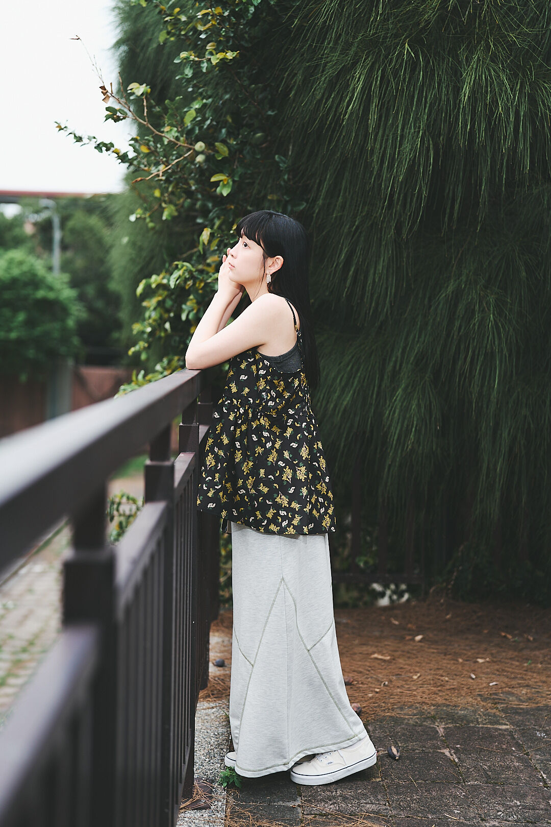 (預購)花期未晚！小花柄細肩帶背心 (兩色-經典黑)