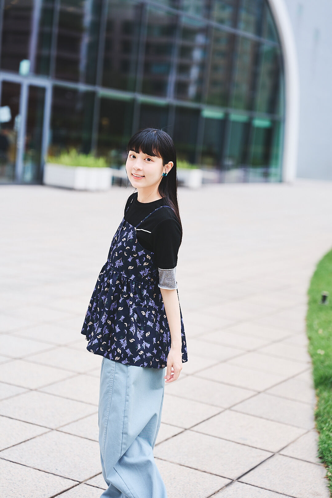 花期未晚！小花柄細肩帶背心 (兩色-海軍藍)