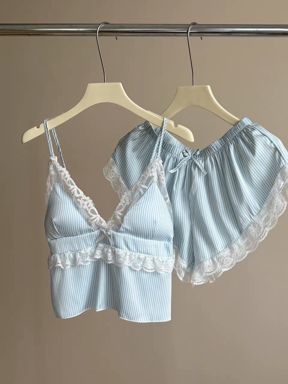 直條藍蕾絲滾邊睡衣