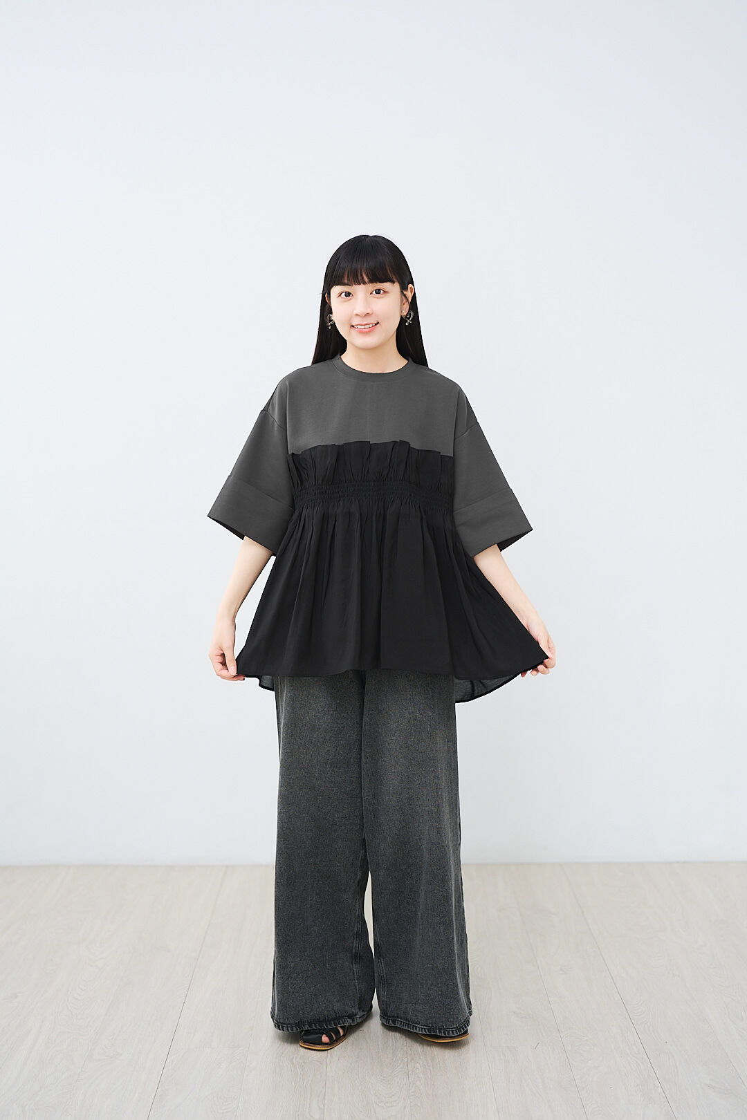 (預購)重疊小歲月！羅馬布×緞面壓皺拼接Tee (兩色-木炭黑)