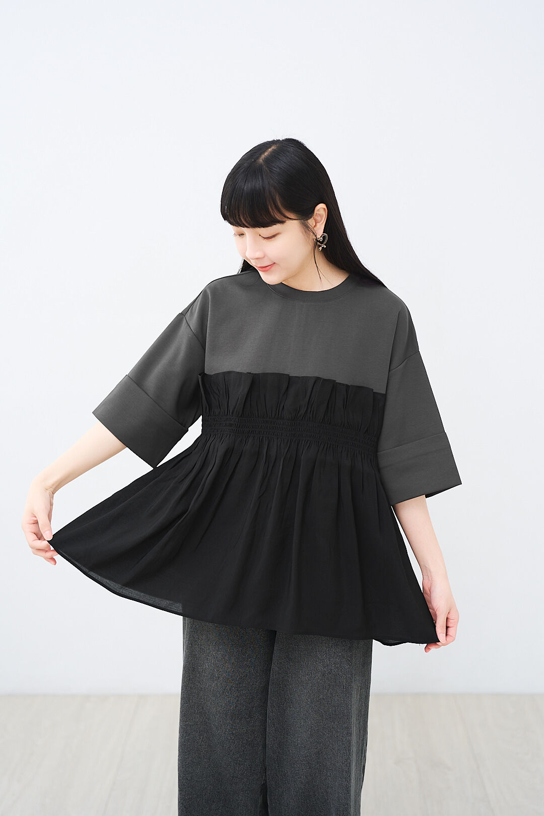 (預購)重疊小歲月！羅馬布×緞面壓皺拼接Tee (兩色-木炭黑)