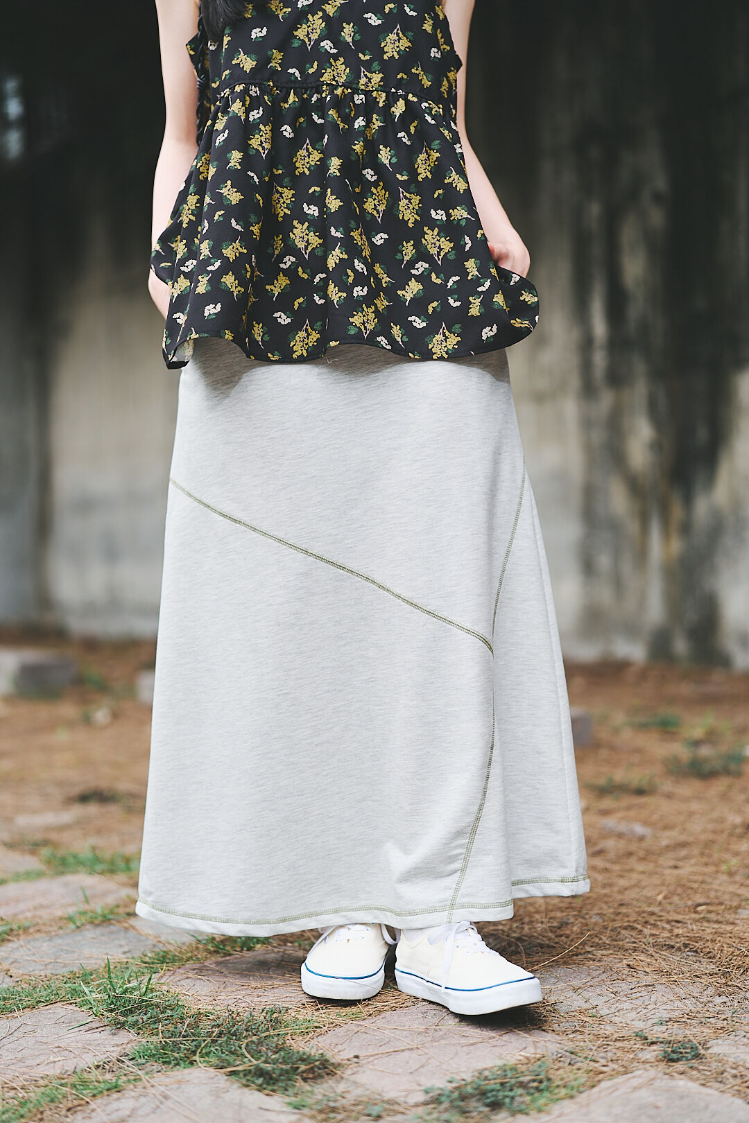 掌心裡的野餐地！撞色剪裁車線棉裙(兩色-溫潤灰)