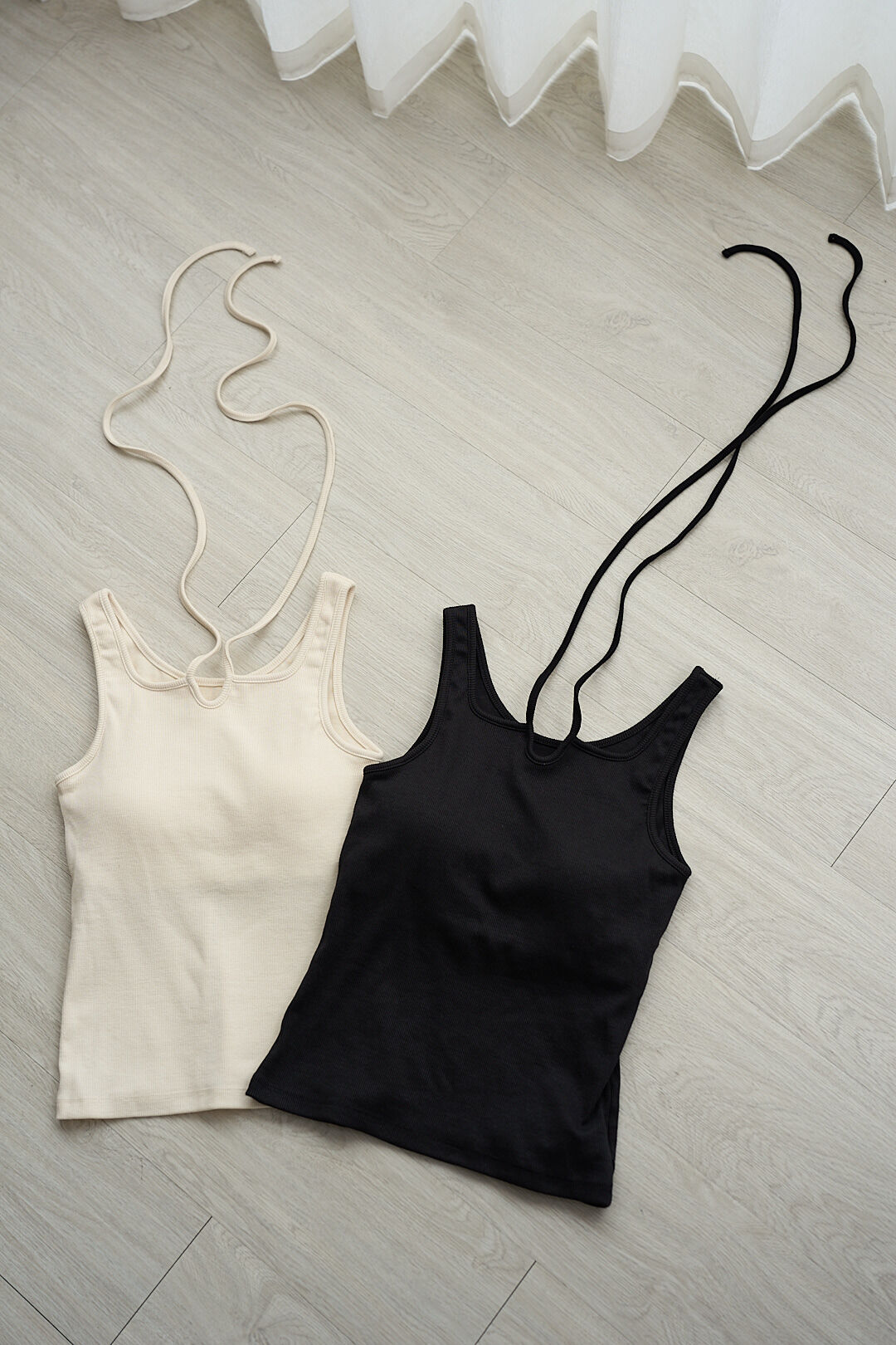 多種穿法！細繩綁帶附罩杯背心 (兩色)