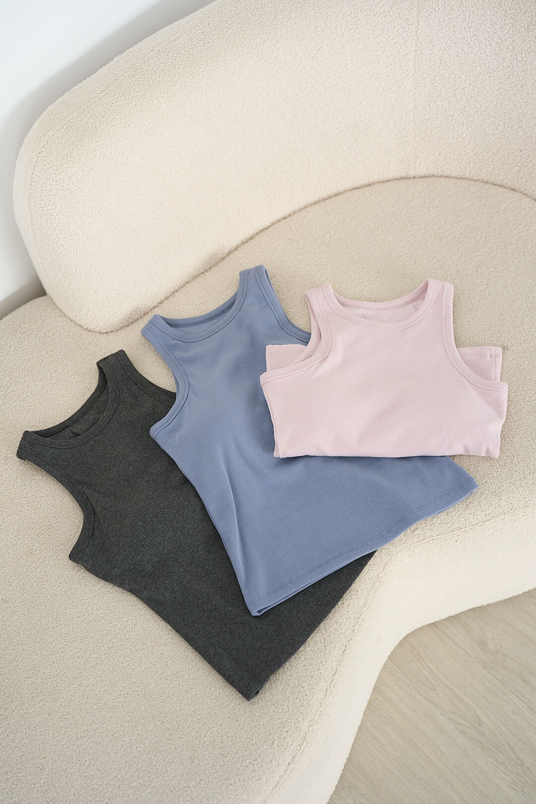 極簡主義！羅紋附罩杯削肩背心 (三色)