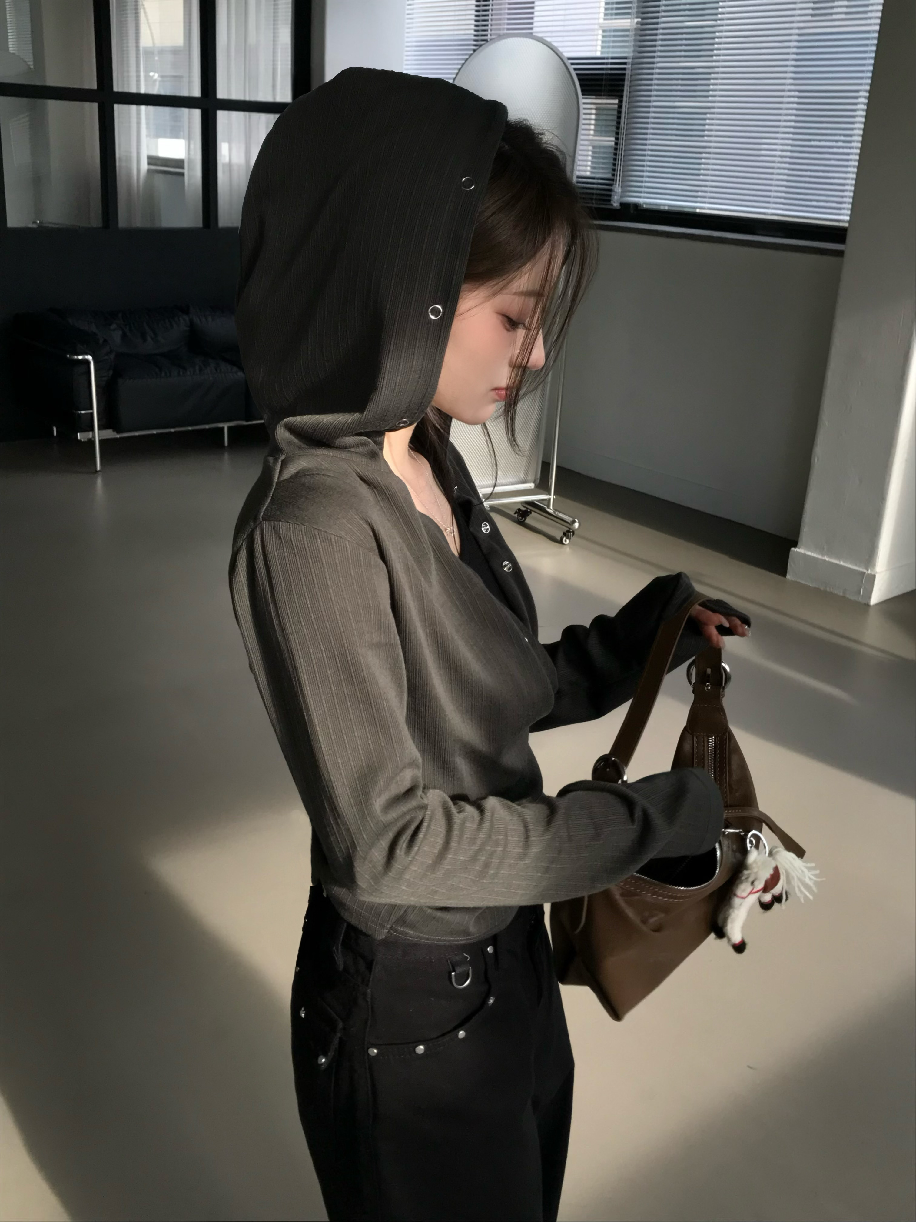 J19 漢南洞Outfit 疊搭款壓釦連帽上衣 (深灰)