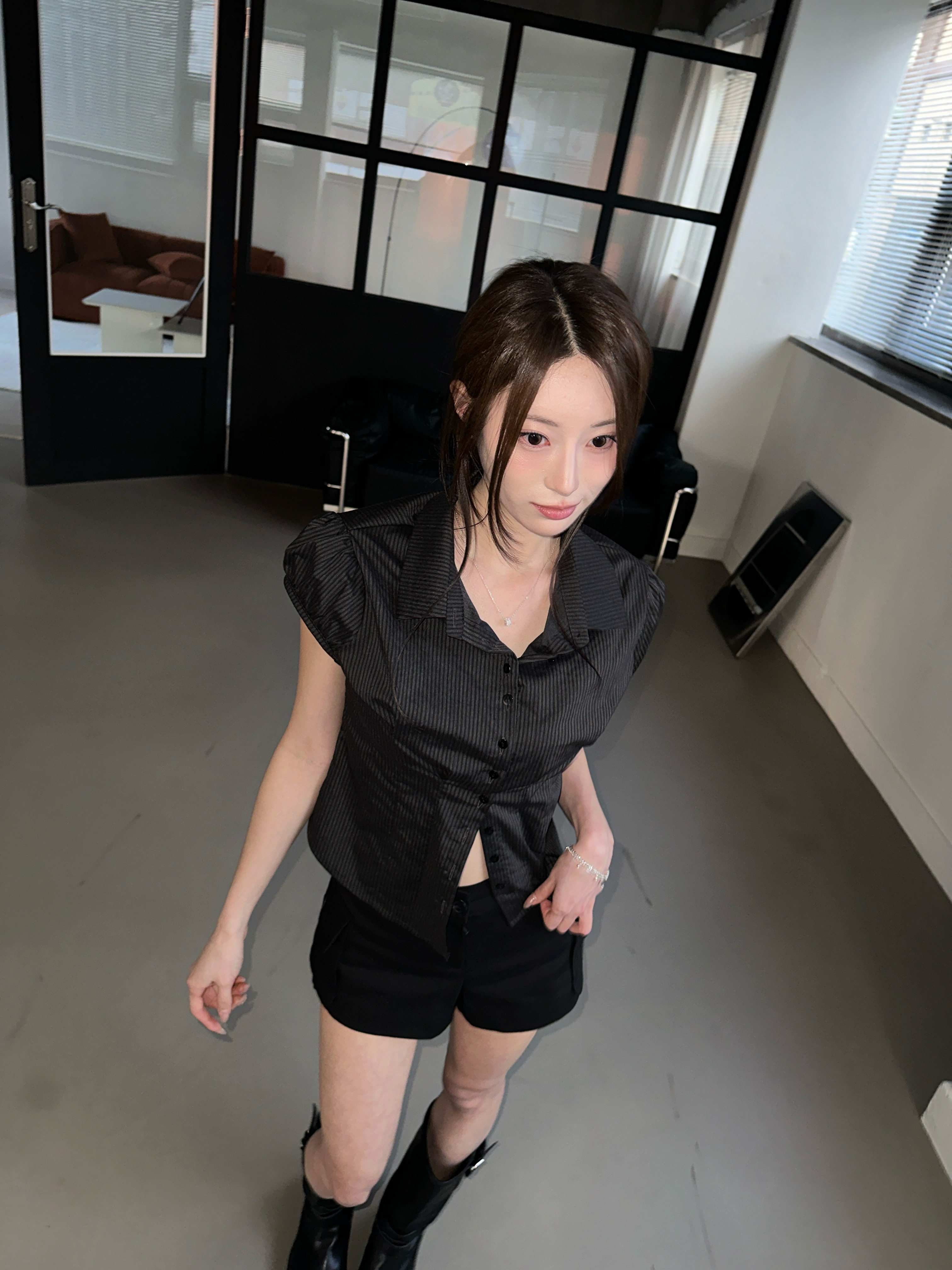 J09 Texture 墨灰細直紋短袖襯衫