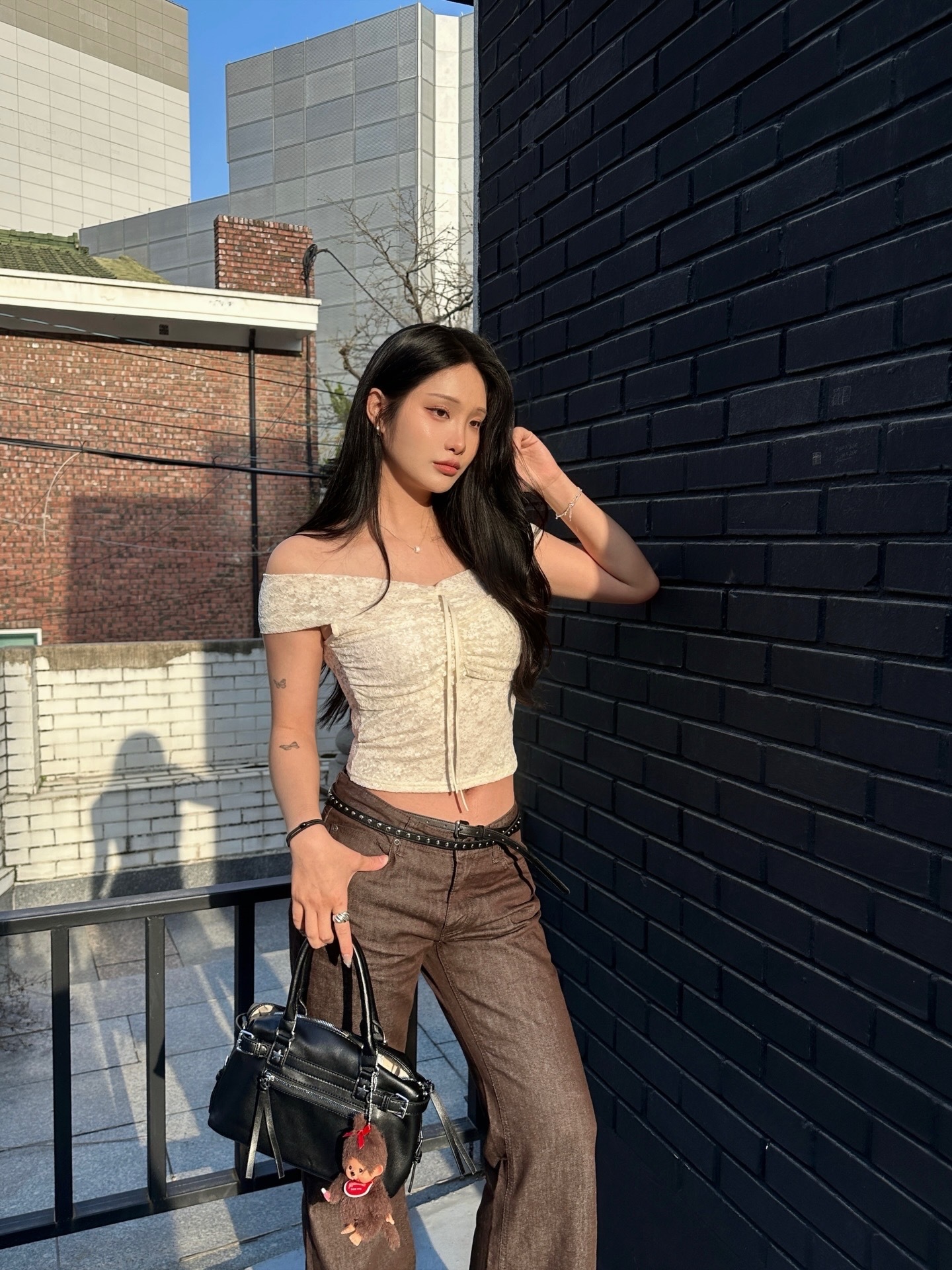 J05 高級感一字領軟蕾絲上衣 (奶油)