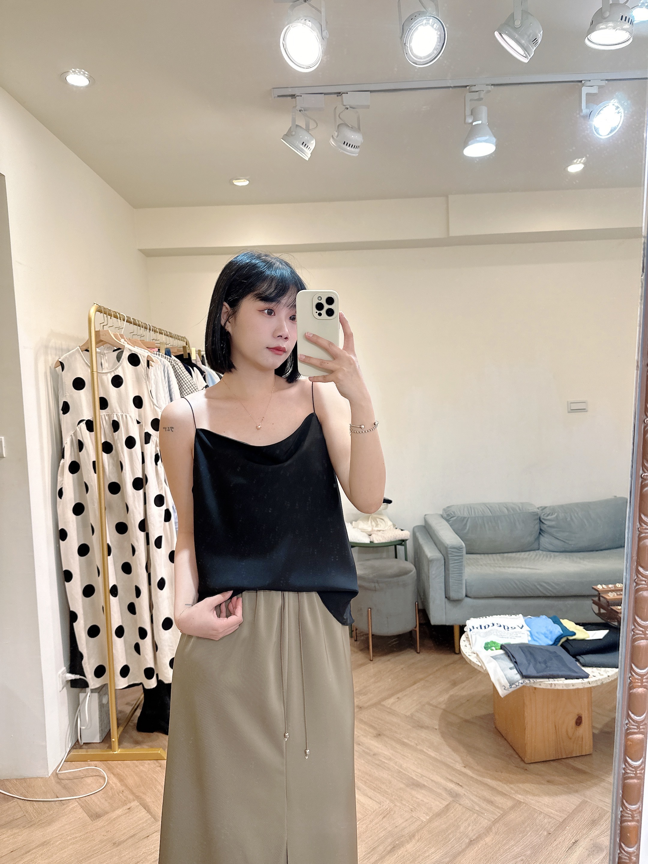 垂墜領緞面吊帶上衣