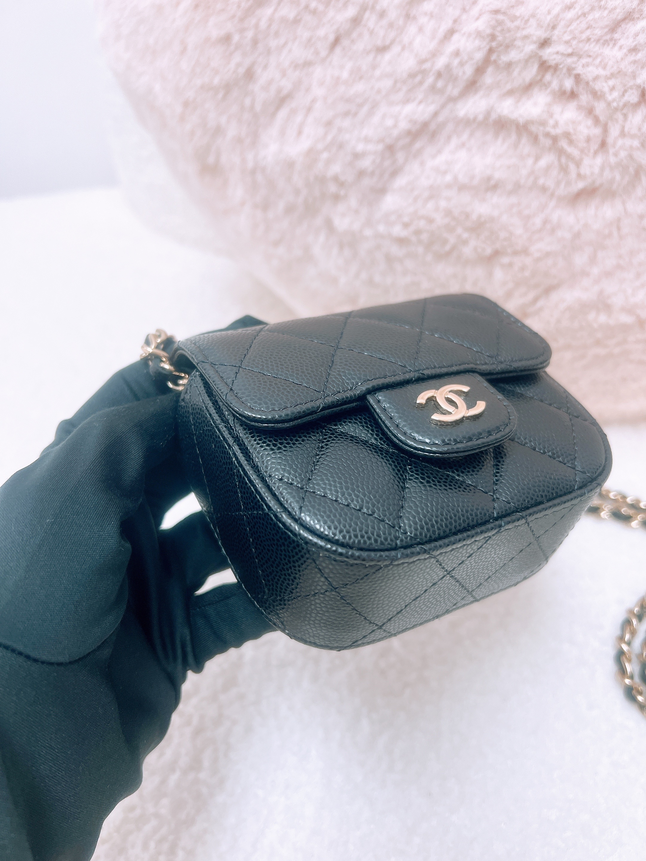 Chanel mini pouch (black caviar/ GHW)